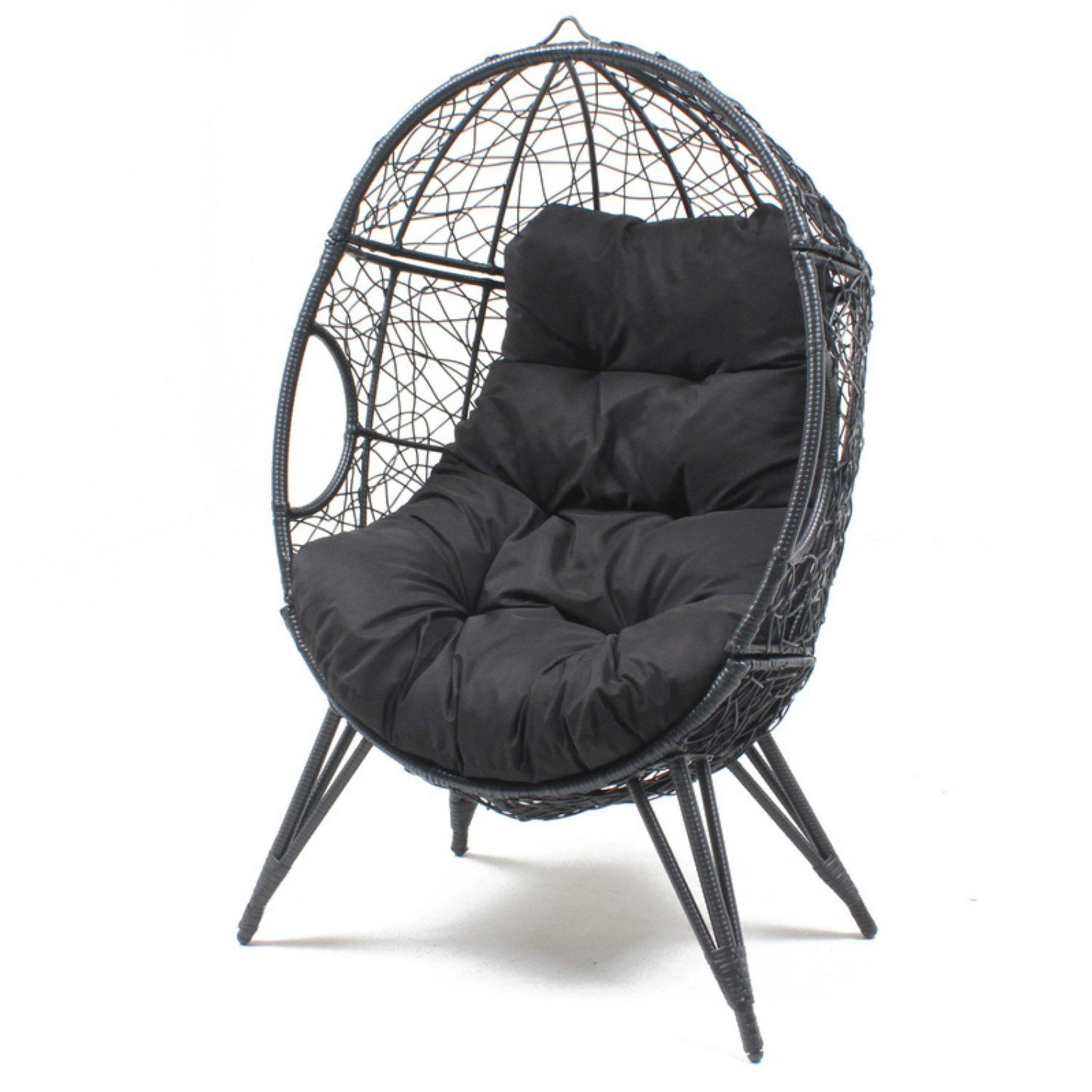 CONCEPT USINE Fauteuil œuf sur pied en résine noir effet rotin JANE