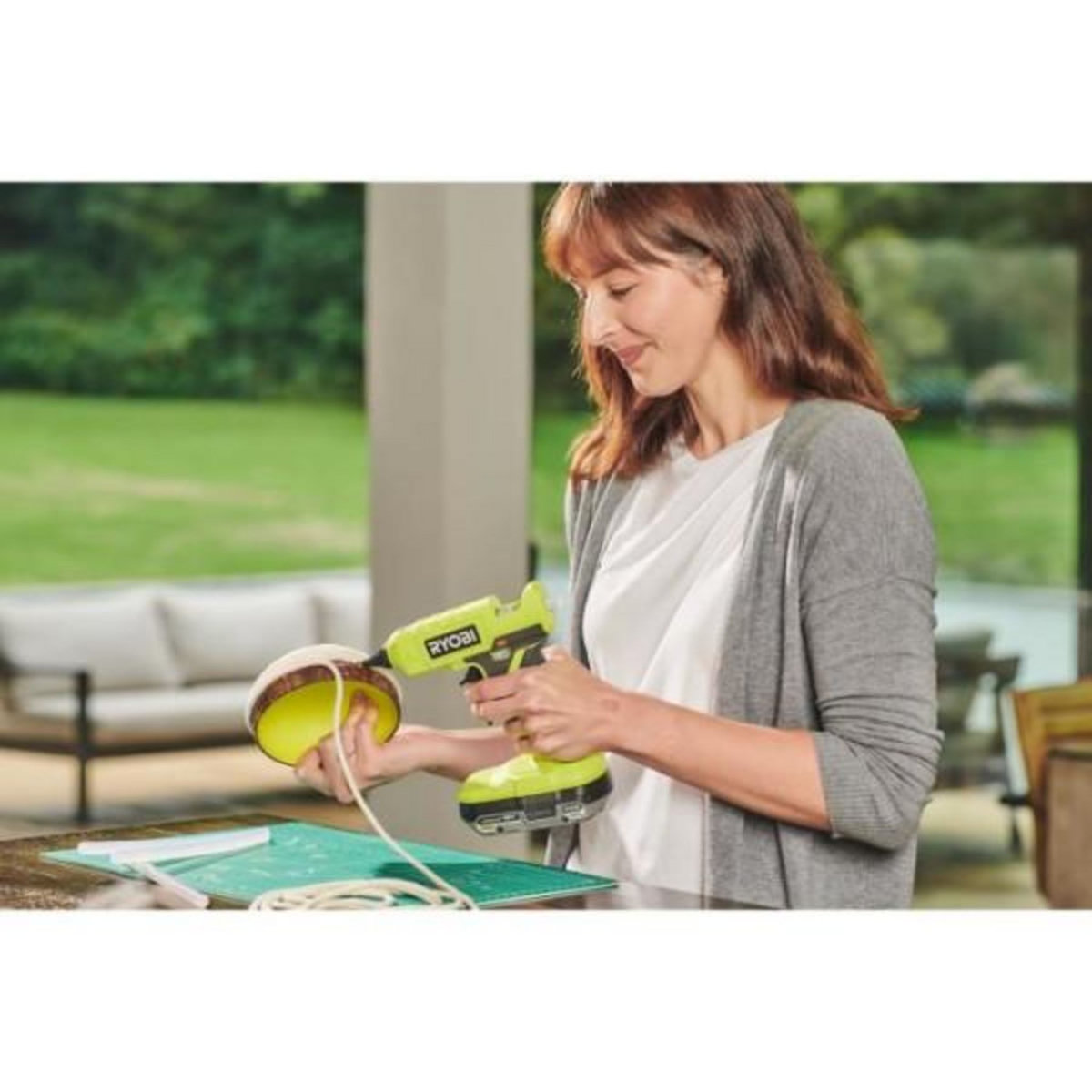 Ryobi RYOBI - Pistolet a colle 18V ONE+ - chauffe en 3 min - indicateur de chauffe - diam. bâtons 12 mm - Avec 3 de colle - RGLU18-0