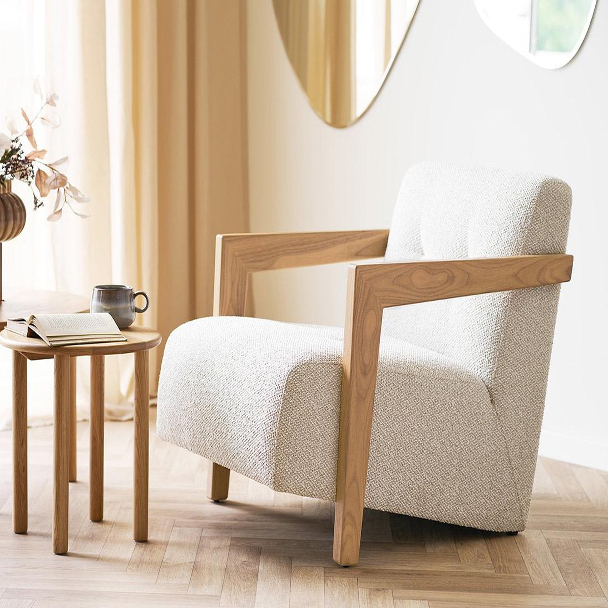Voir la diapositive 3 : LISA DESIGN Lola - fauteuil en tissu texturé - accoudoirs en chêne massif fsc  100%