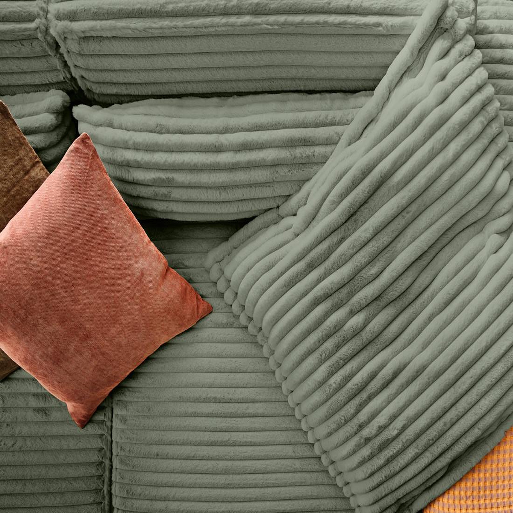 Voir la diapositive 6 : LISA DESIGN Richie - canapé droit 3 places avec double méridienne - assise profonde - en fausse fourrure côtelée
