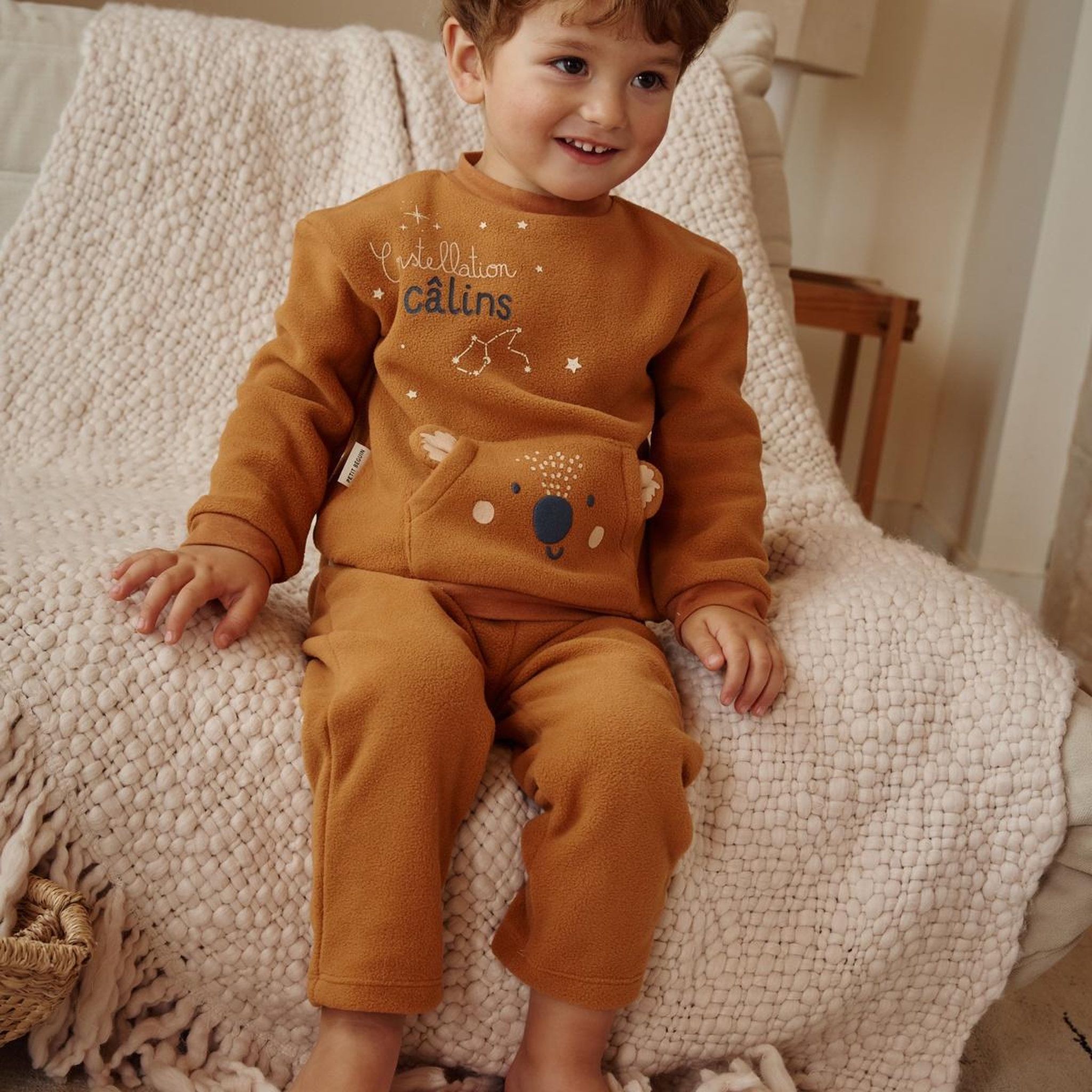 Voir la diapositive 6 : Petit Béguin Pyjama enfant 2 pièces en polaire constellation
