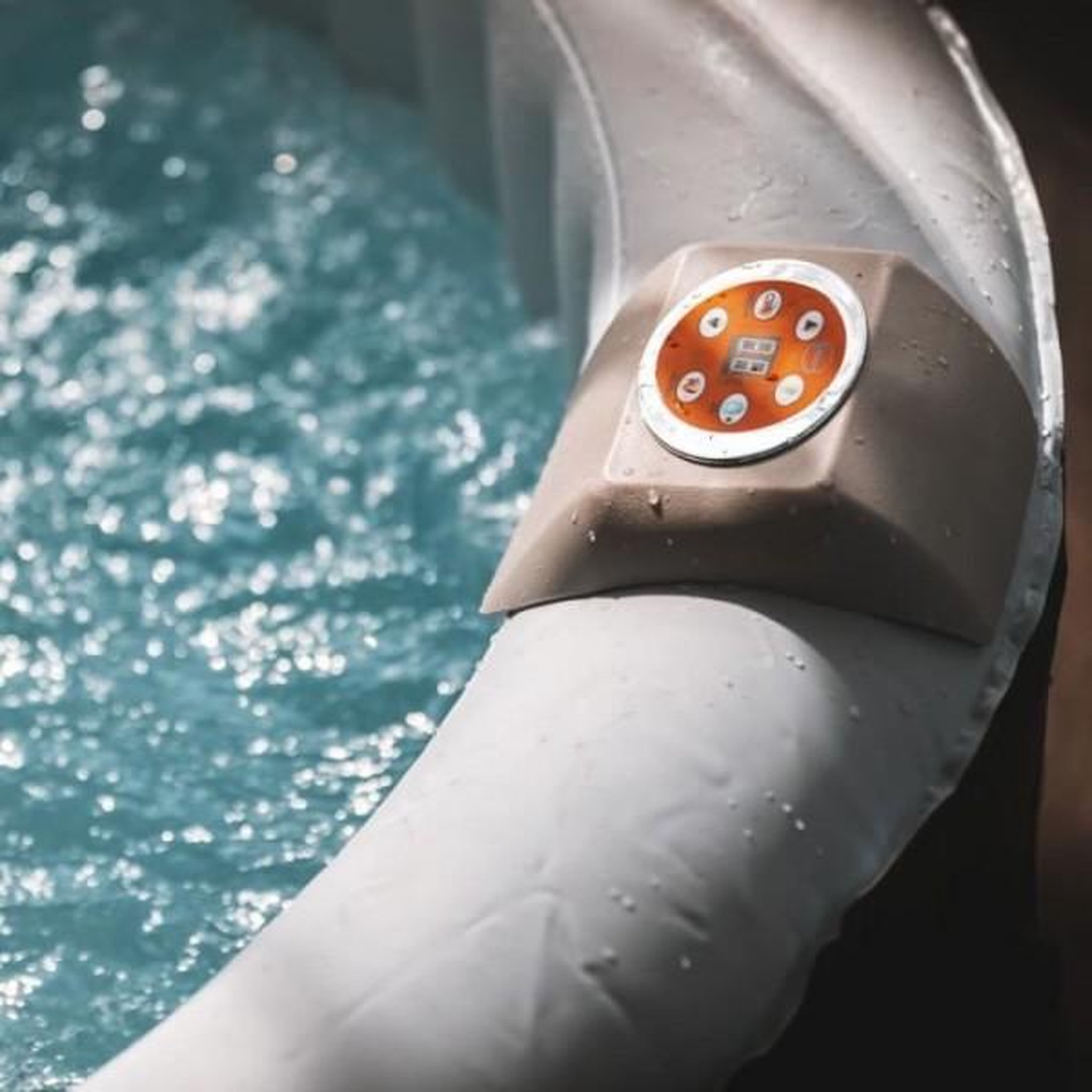 Voir la diapositive 4 : SUNSPA Spa gonflable SUNSPA - AF01 - 208 x 65 cm - 6 places - Rond (Livré avec filtre, cadenas, tapis de sol et couverture)