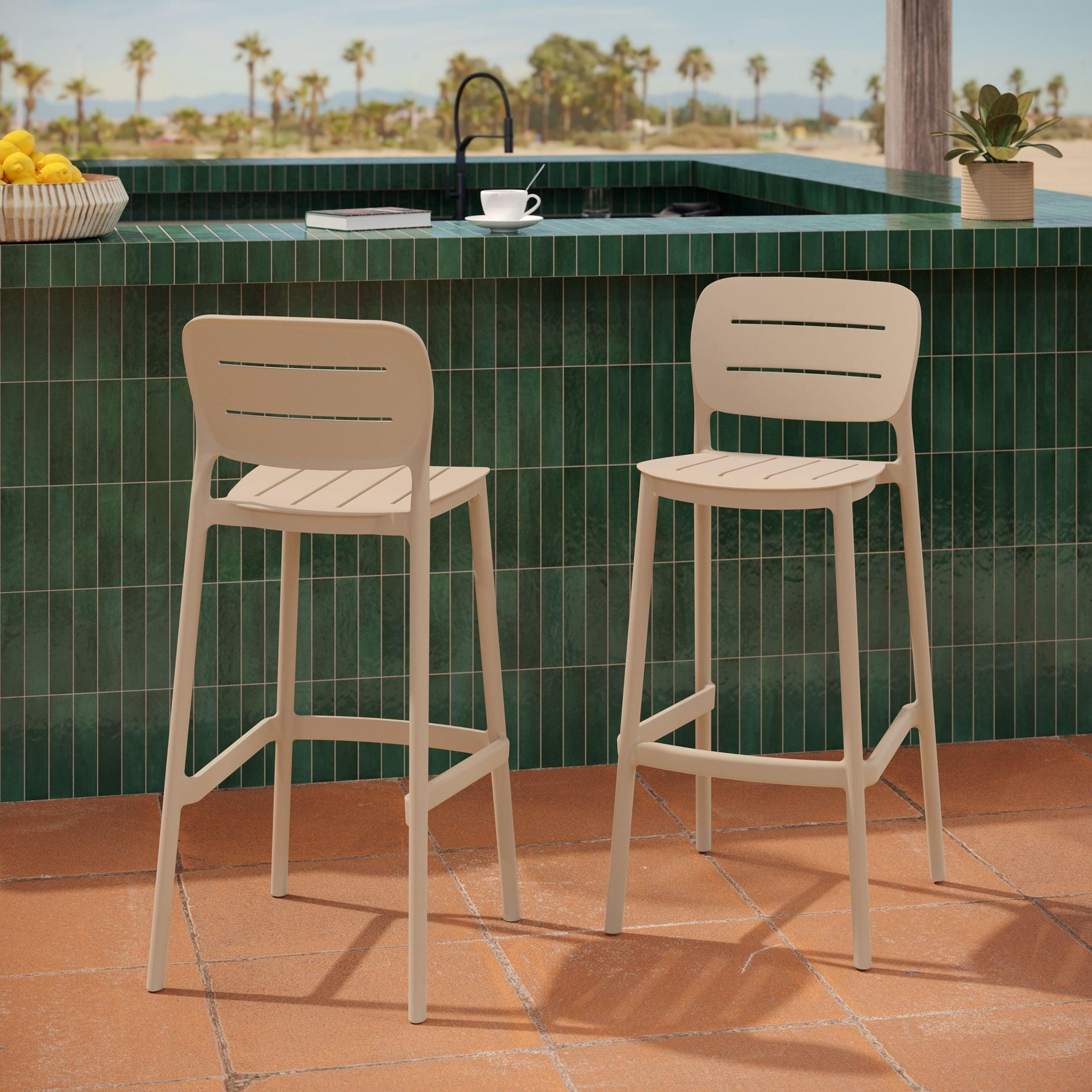 Voir la diapositive 2 : MAISON PAVANE Lot de 2 chaises de bar de jardin 75 cm en plastique beige-lola