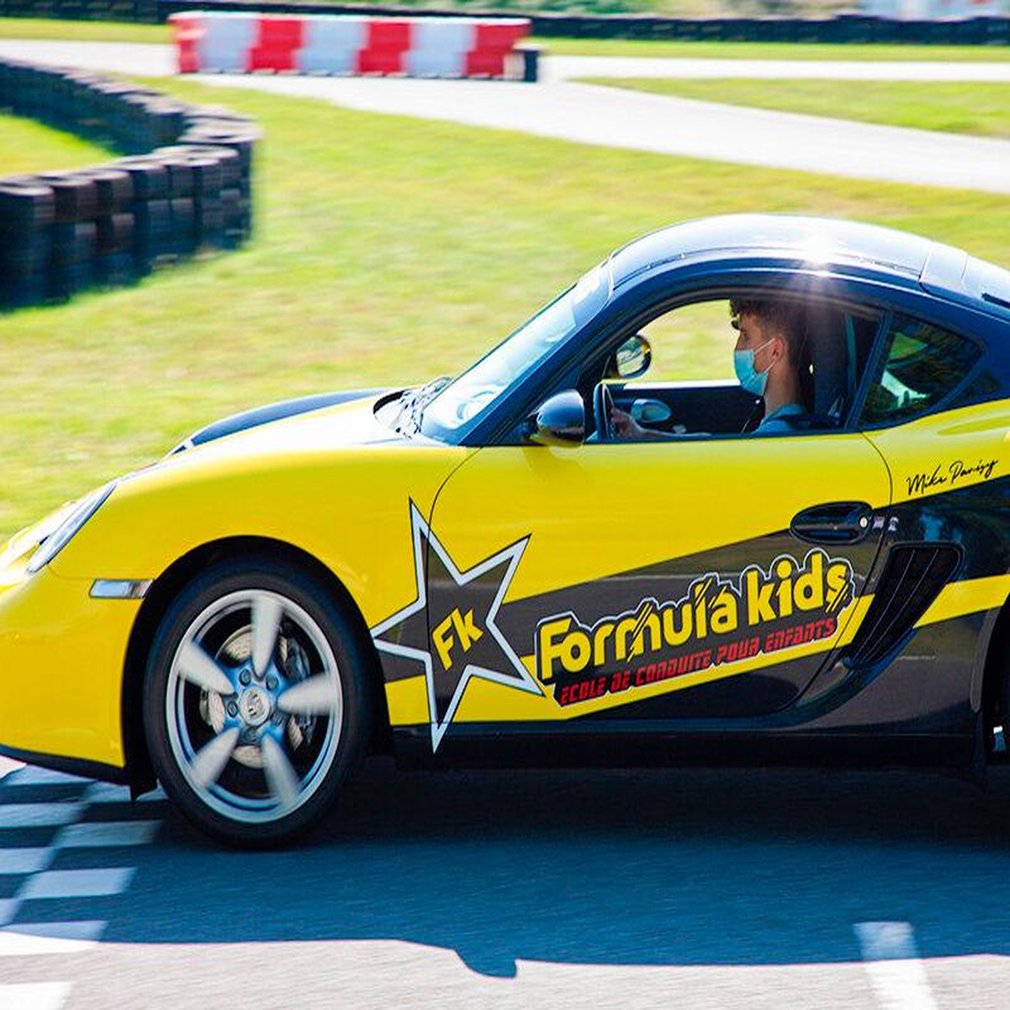 Voir la diapositive 2 : Smartbox Pilotage pour enfant : 5 tours de circuit au volant d'une porsche cayman - coffret cadeau sport & aventure