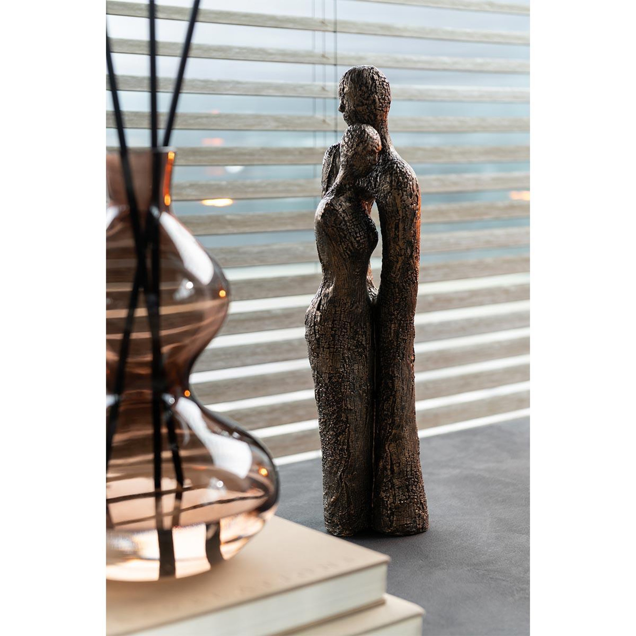 Voir la diapositive 3 : J-LINE Statuette couple debout  câlin  48cm marron & or