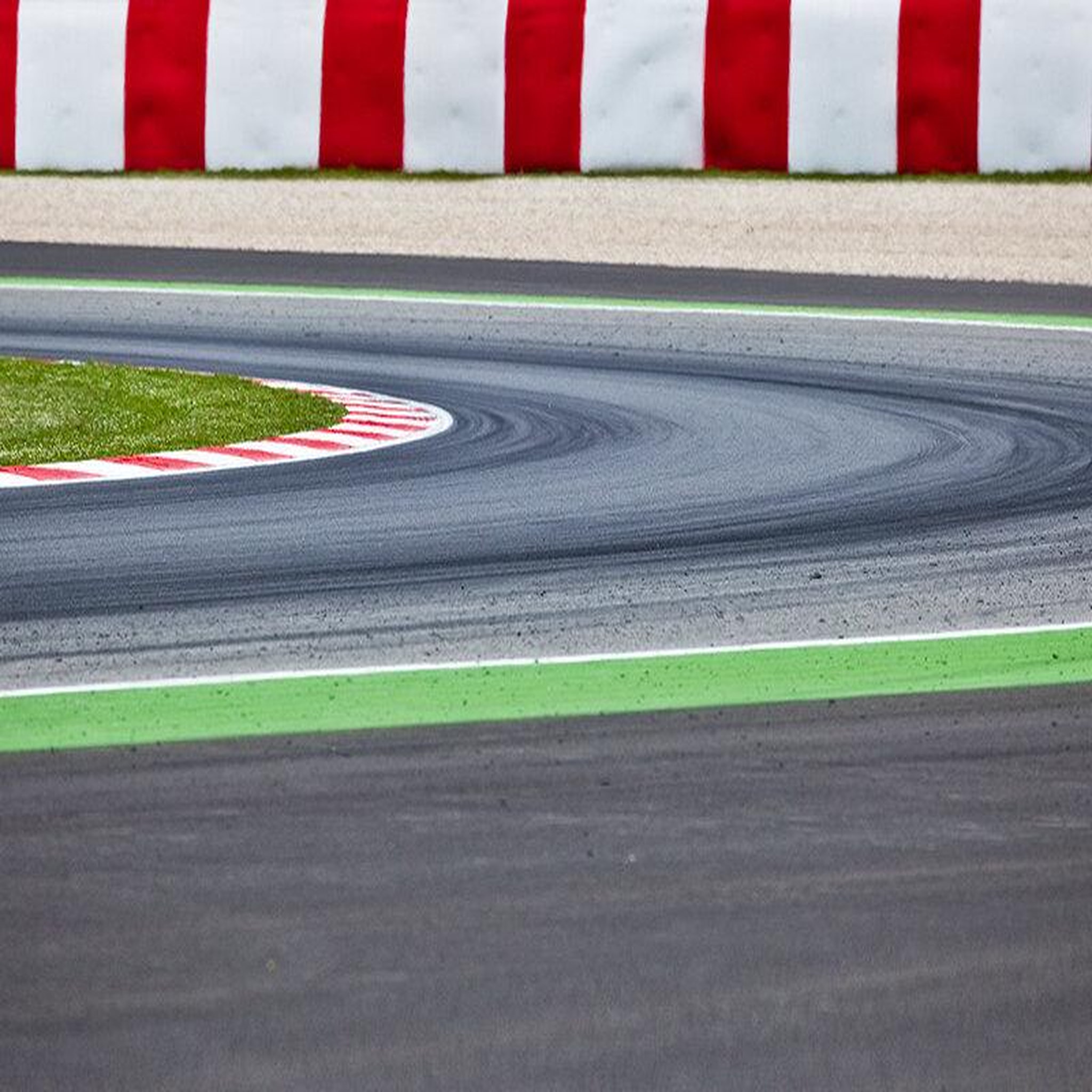 Voir la diapositive 4 : Smartbox Pilotage d'une Porsche Carrera : 6 tours sur le circuit de Lohéac - Coffret Cadeau Sport & Aventure