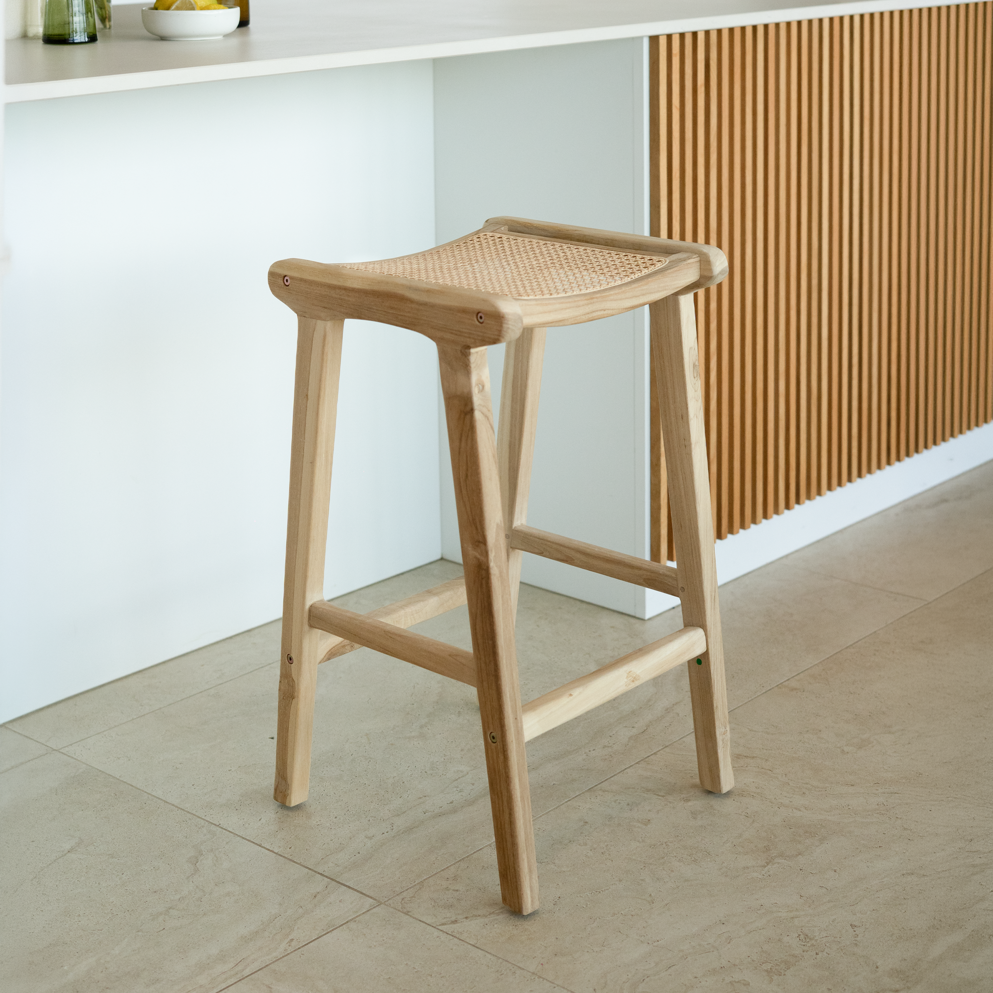 Voir la diapositive 2 : MAISON PAVANE Tabouret pour îlot central 65 cm en teck et cannage-omaha