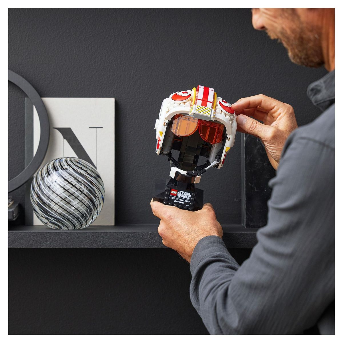 LEGO Star Wars 75327 Le Casque Red Five de Luke Skywalker, Modèle Réduit de Collection, Maquette à Construire, Décoration et Cadeau Pour Adultes