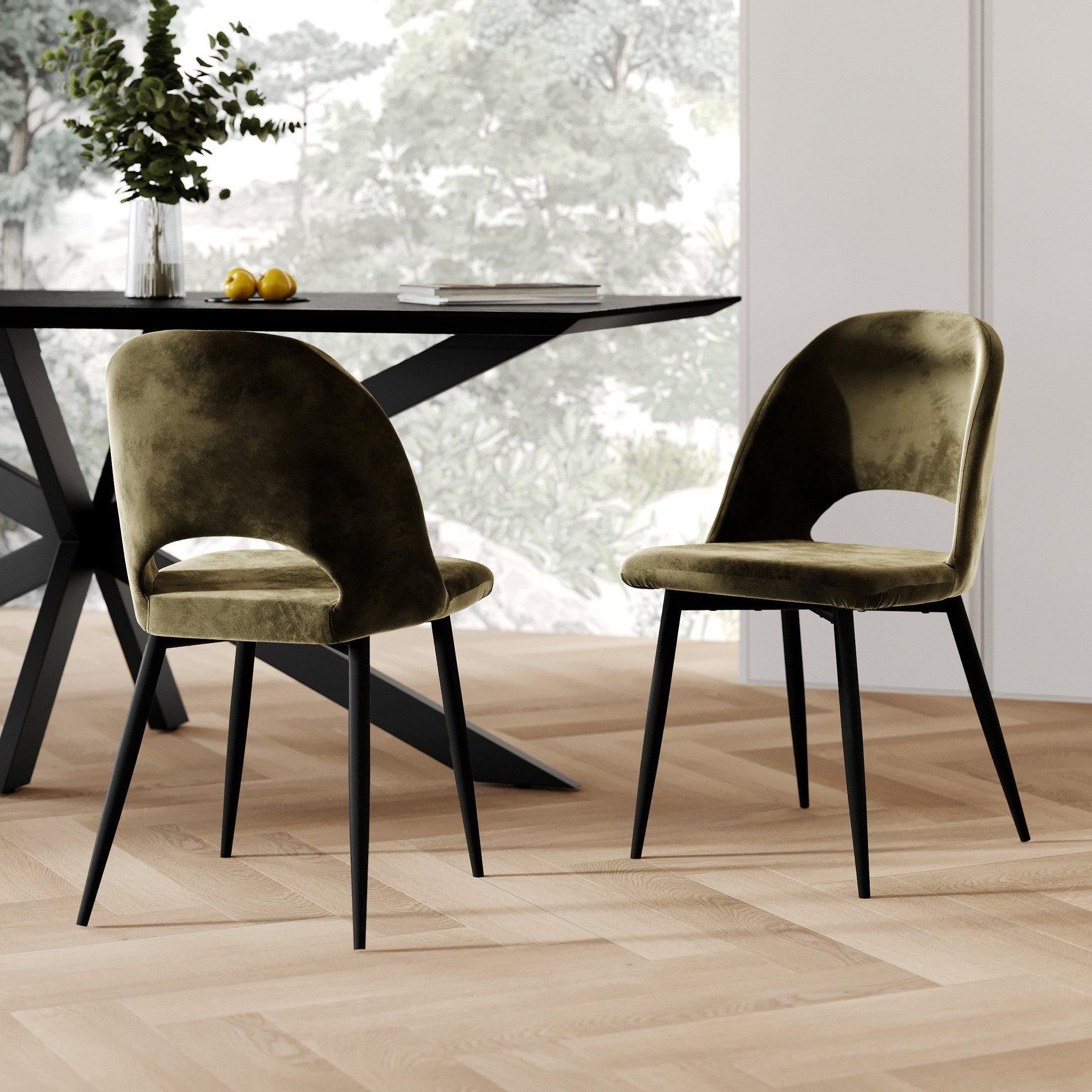 Voir la diapositive 2 : MAISON PAVANE Lot de 2 chaises en velours vert et pieds en métal noir-pénélope