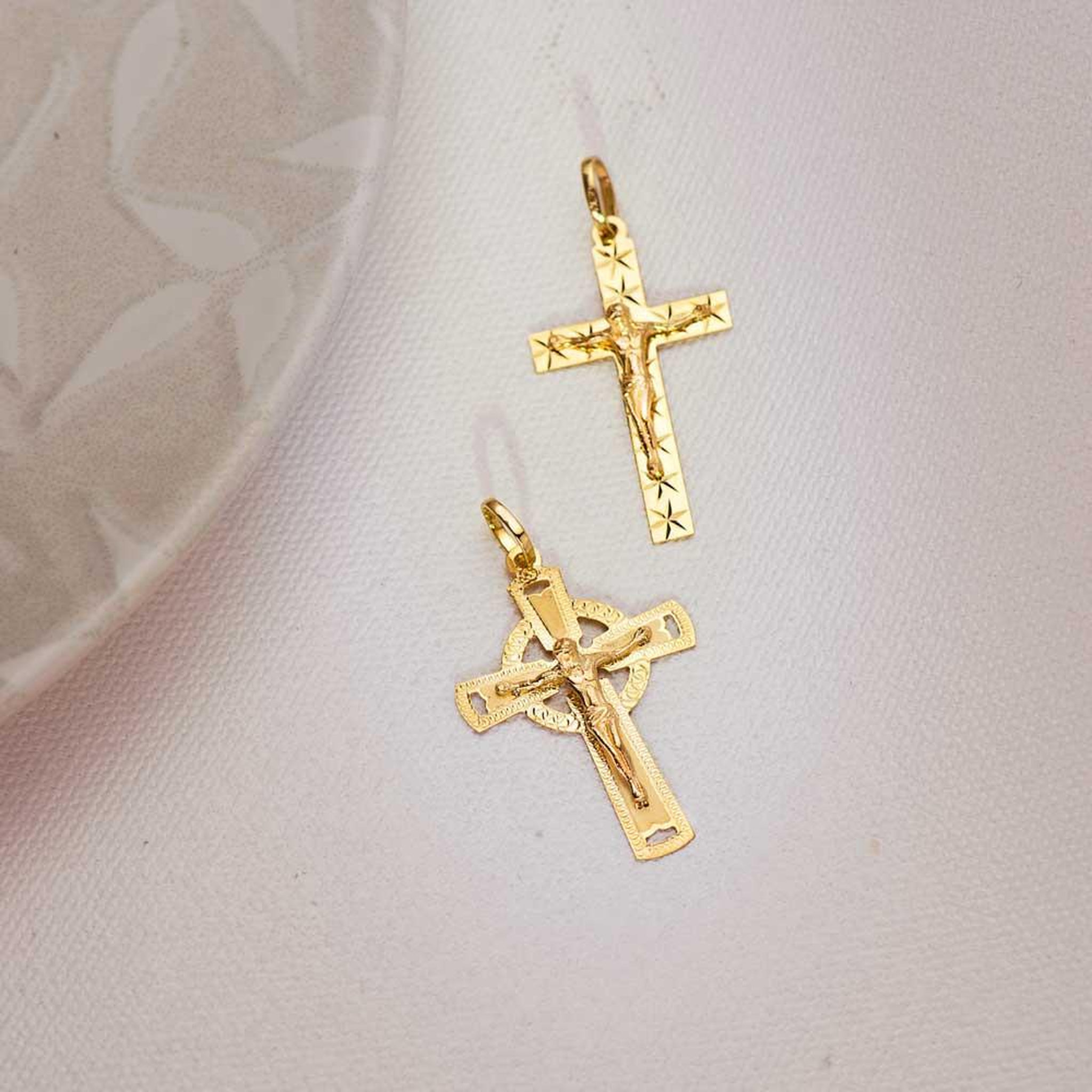 Voir la diapositive 3 : L'ATELIER D'AZUR Pendentif  - Médaille Christ sur la Croix Or 18 Carats 750 Jaune - Chaines Offertes