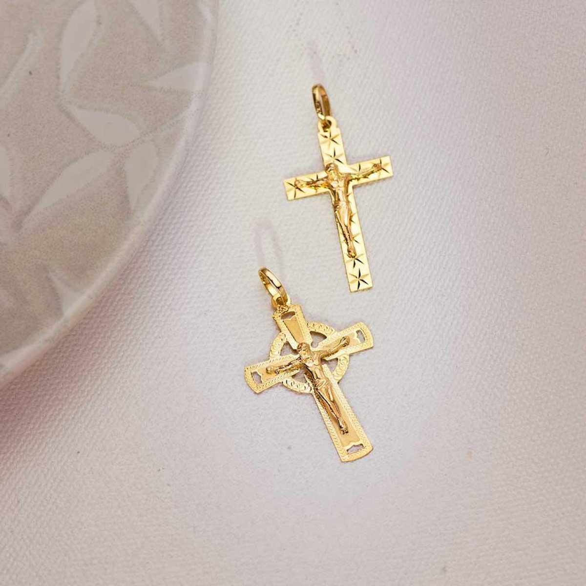 L'ATELIER D'AZUR Pendentif  - Médaille Christ sur la Croix Or 18 Carats 750 Jaune - Chaines Offertes