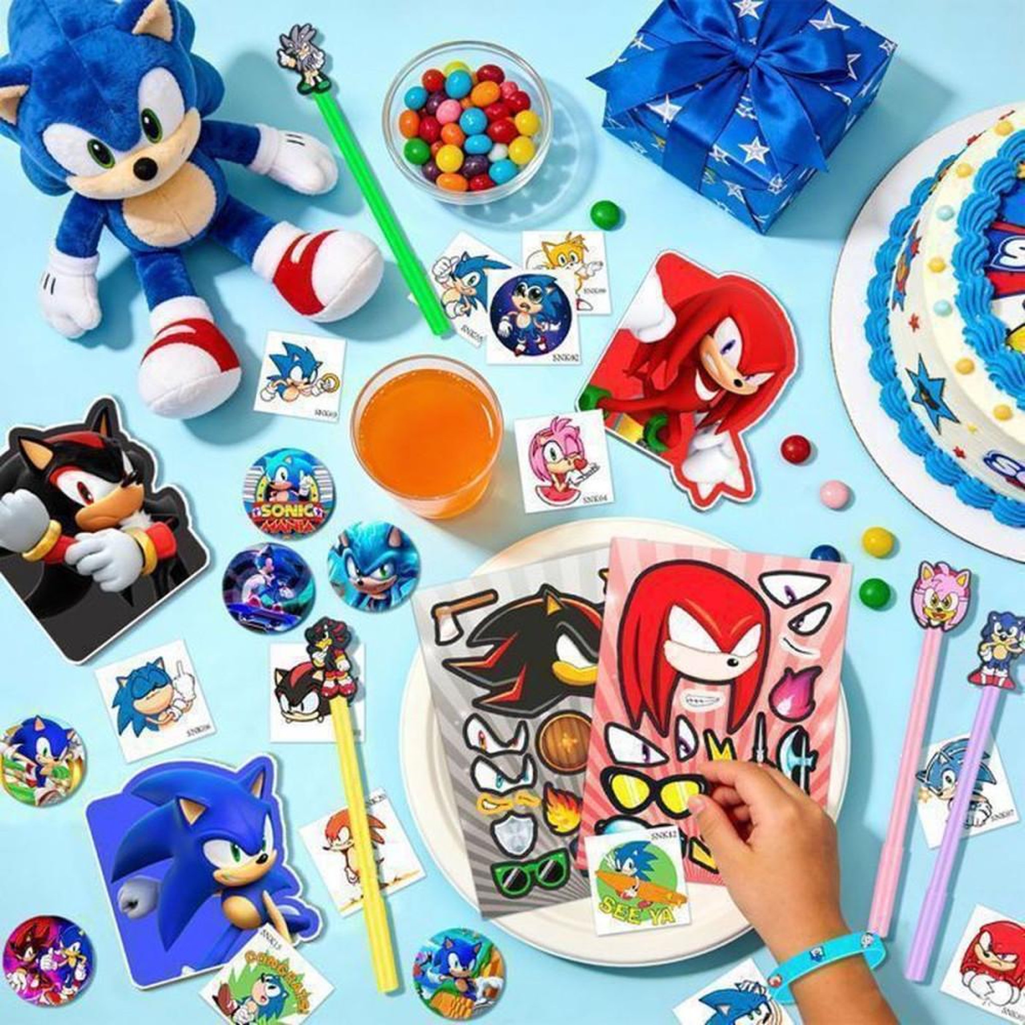 Voir la diapositive 5 : Kit fête à thème Sonic pour 12 enfants : 12 sacs cadeaux, 25 tatouages éphémères, badges, stickers et carnets