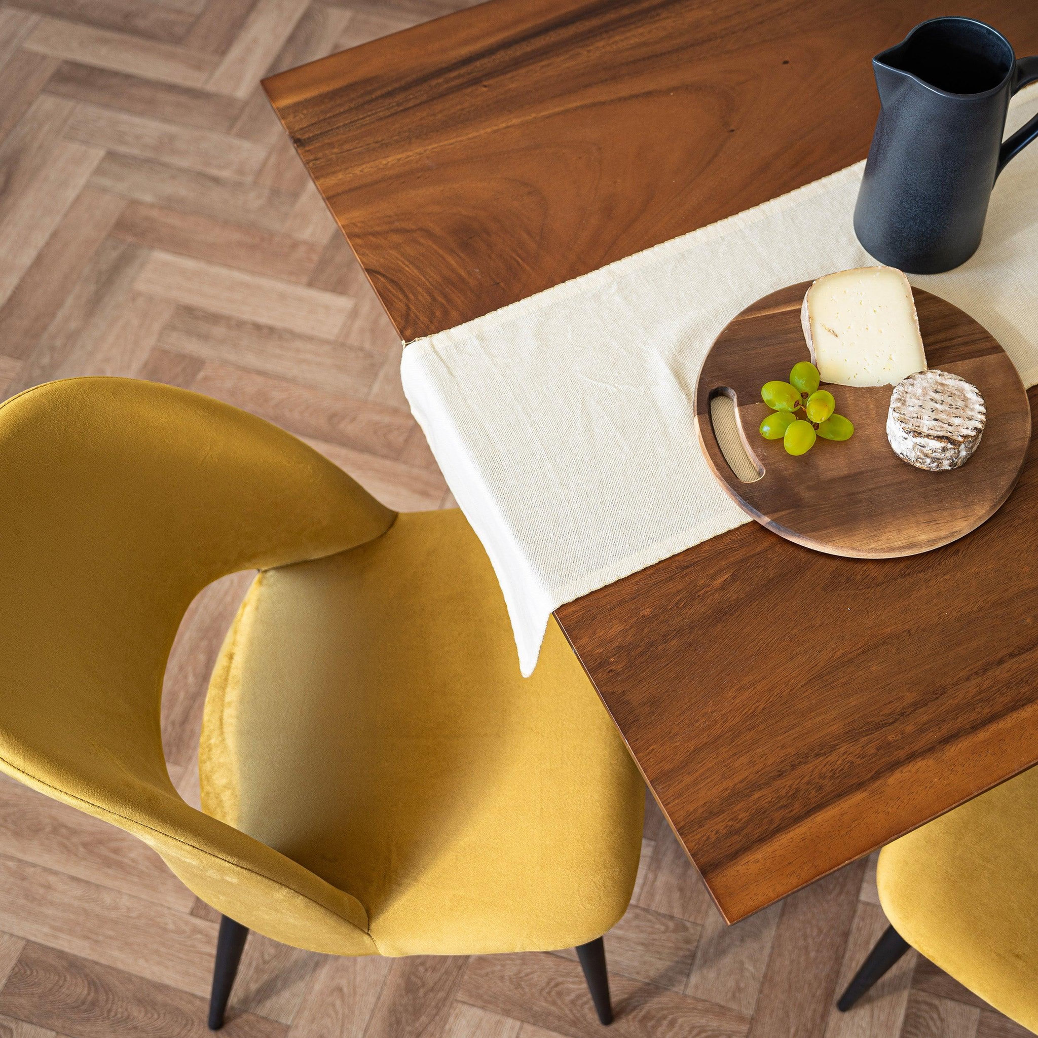Voir la diapositive 5 : MAISON PAVANE Lot de 2 chaises en velours jaune et pieds en métal noir-pénélope