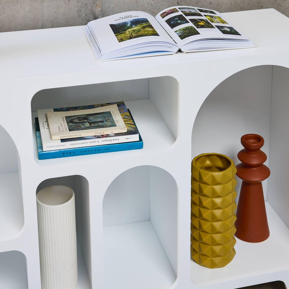 SWEEEK Buffet organique plusieurs niches 6 compartiments. buffet bas. effet bois blanc 120cm