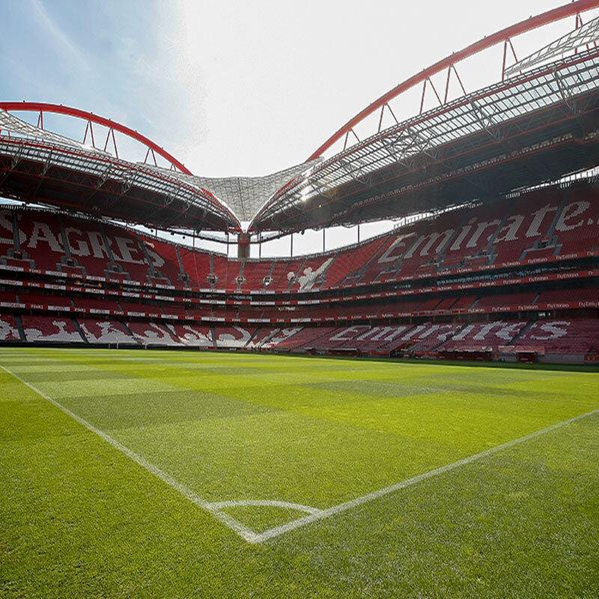 Voir la diapositive 4 : Smartbox Visite du stade de Luz, musée Sport Lisboa e Benfica, écharpe et dîner au Red Snack pour 2 - Coffret Cadeau Sport & Aventure