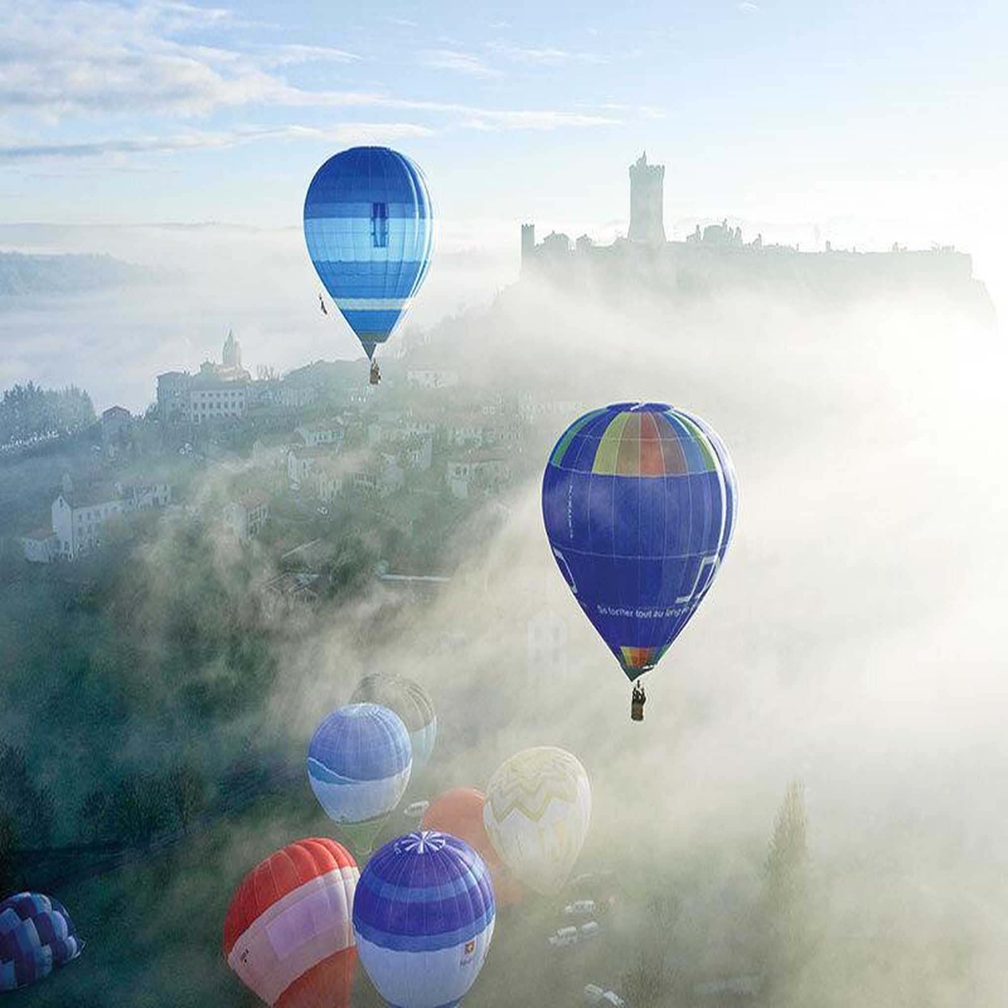 Voir la diapositive 2 : Smartbox Vol en montgolfière privatif au lever du soleil pour 2 personnes dans le Velay - Coffret Cadeau Sport & Aventure
