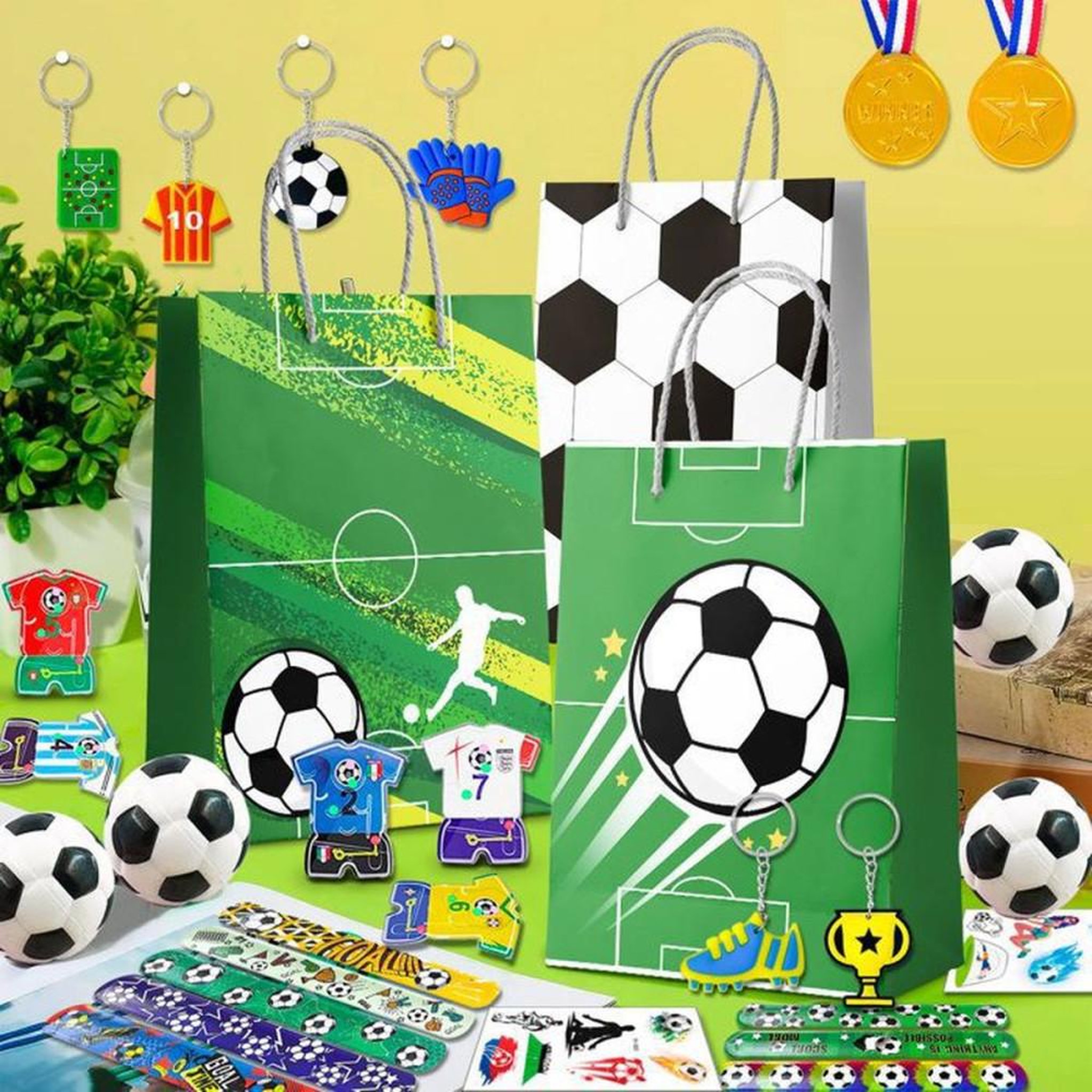Voir la diapositive 3 : Coffret accessoires fête football avec 12 sacs cadeaux, bracelets, autocollants, médailles, gommes et sifflets