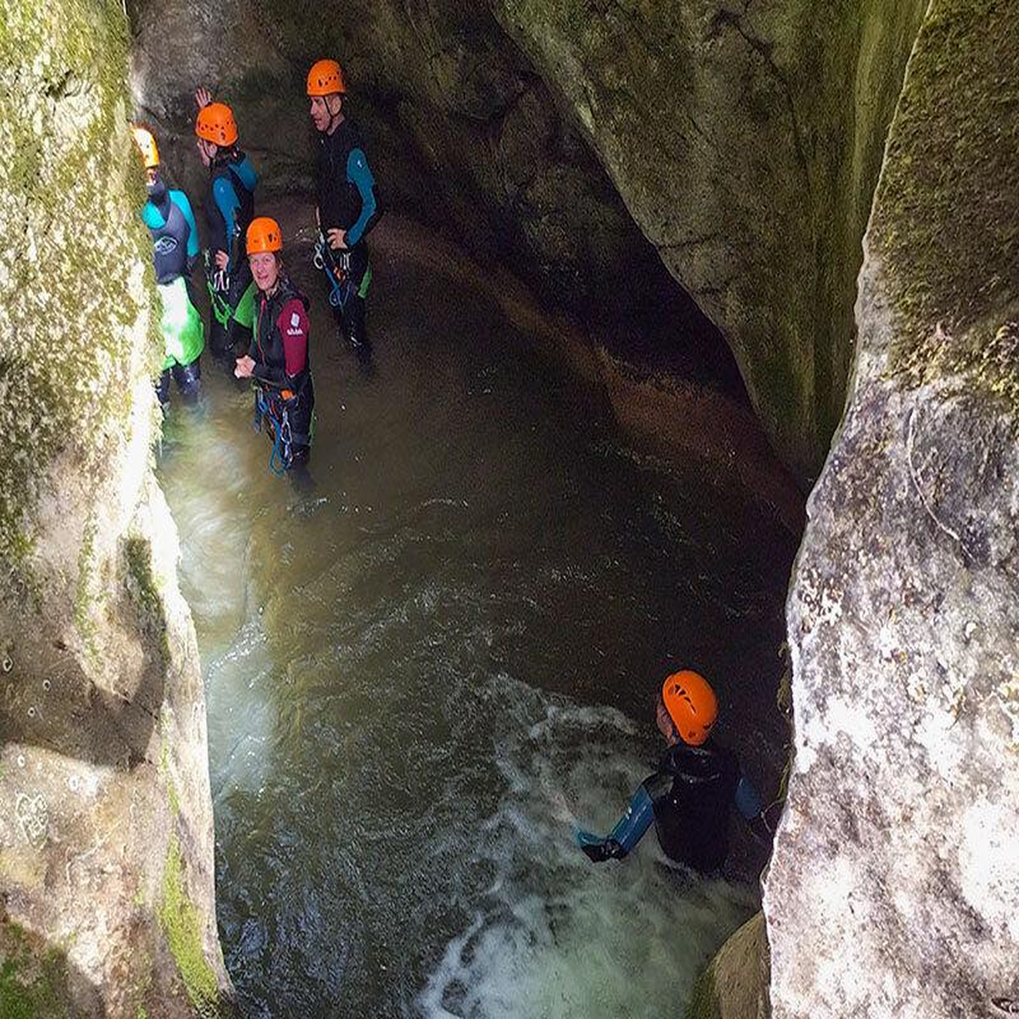 Voir la diapositive 2 : Smartbox Descente du canyon du Grenant et du canyon du Tréfond pour 2 adultes et 2 enfants - Coffret Cadeau Sport & Aventure