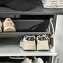 HOMCOM Meuble à chaussures design scandinave 3 portes 3 étagères niche pieds effilés inclinés bois de pin panneaux particules blanc gris