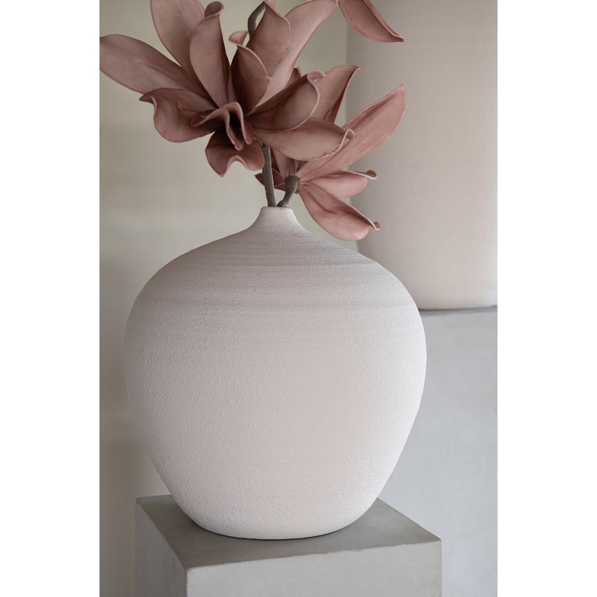 Voir la diapositive 2 : J-LINE Vase bouteille en argile  cassia  35cm blanc
