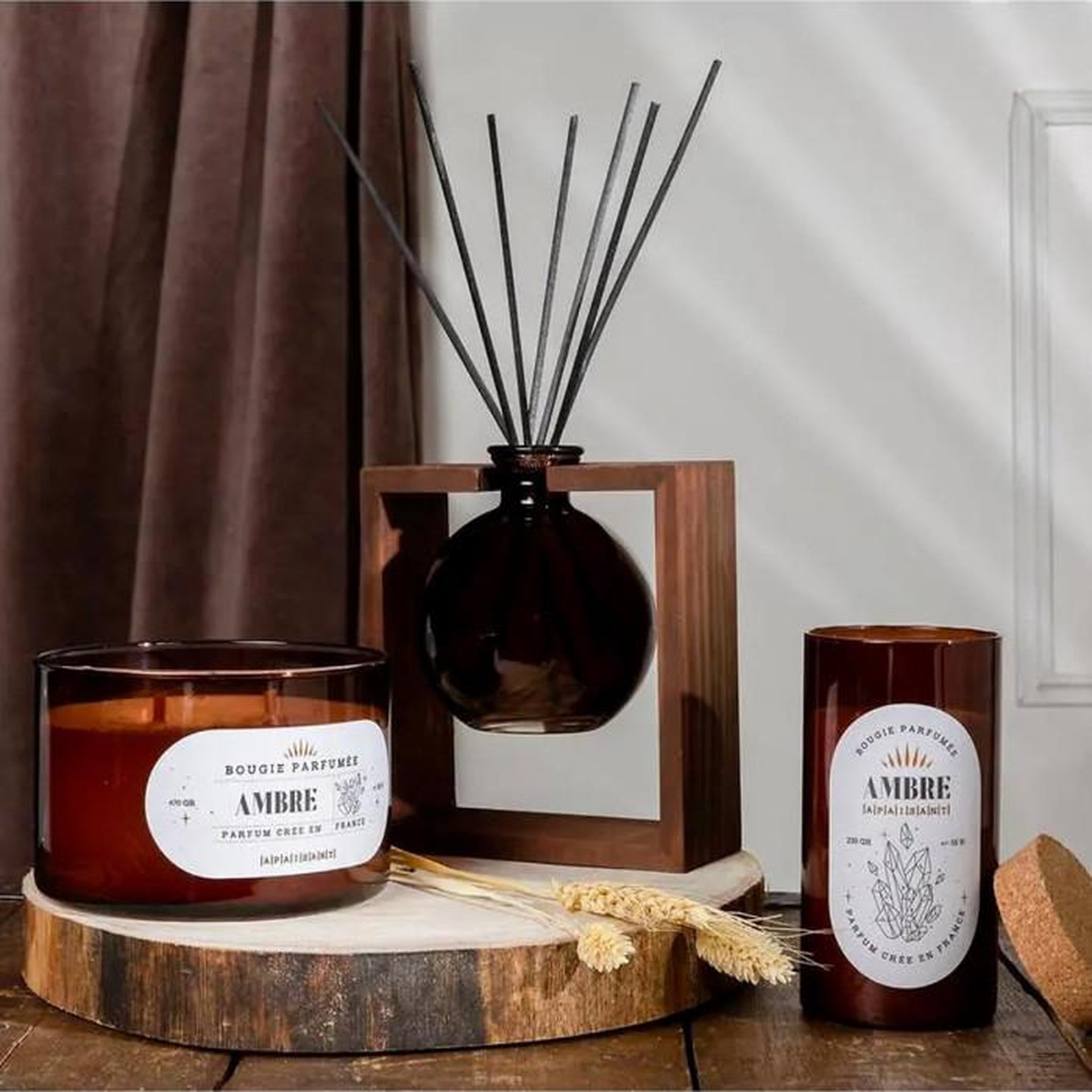 Voir la diapositive 3 : COMPTOIR DE LA BOUGIE Bougie parfumée en verre  snow  230g ambre