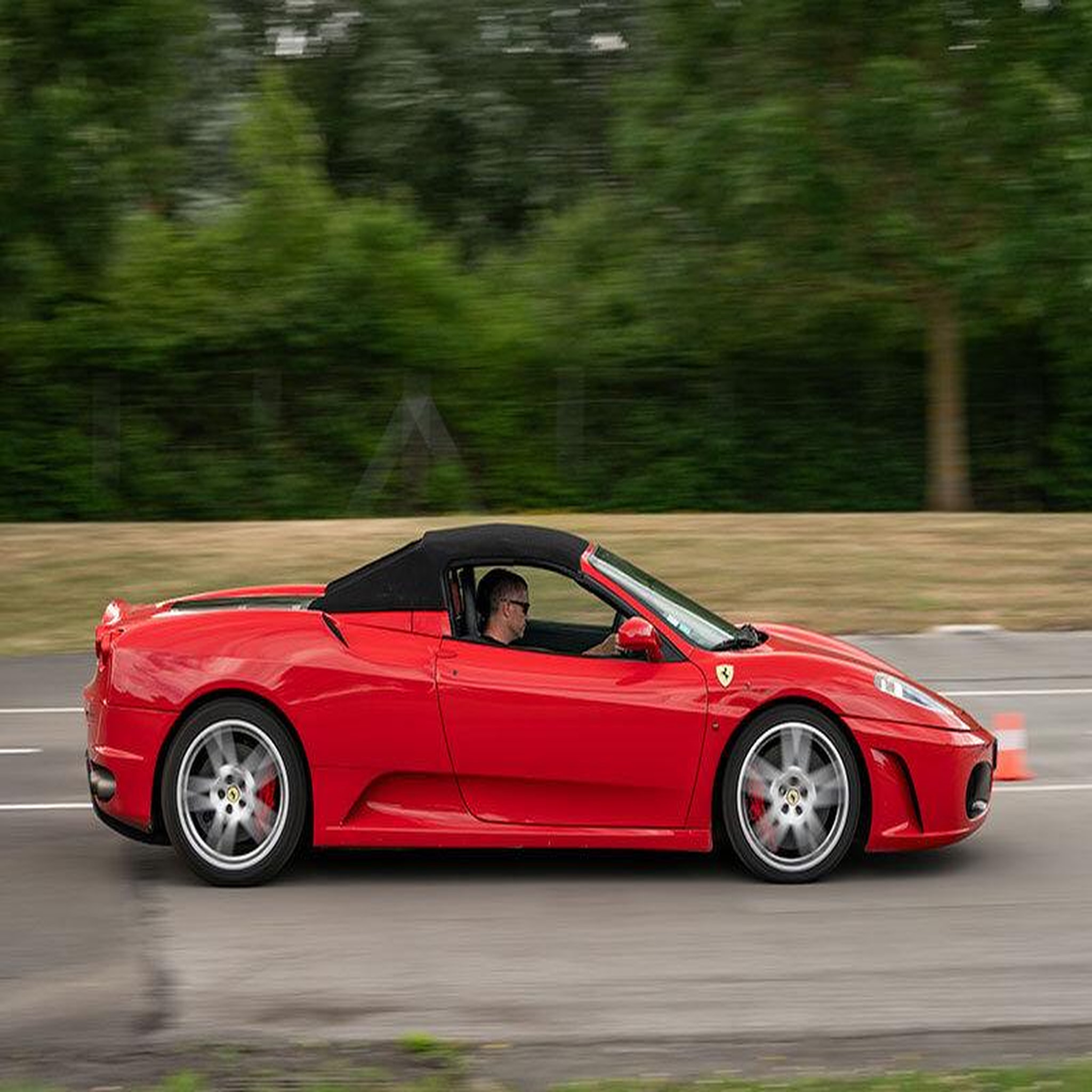 Voir la diapositive 4 : Smartbox Stage de pilotage enfant : 2 tours de circuit en lamborghini gallardo ou ferrari f430 spider - coffret cadeau sport & aventure