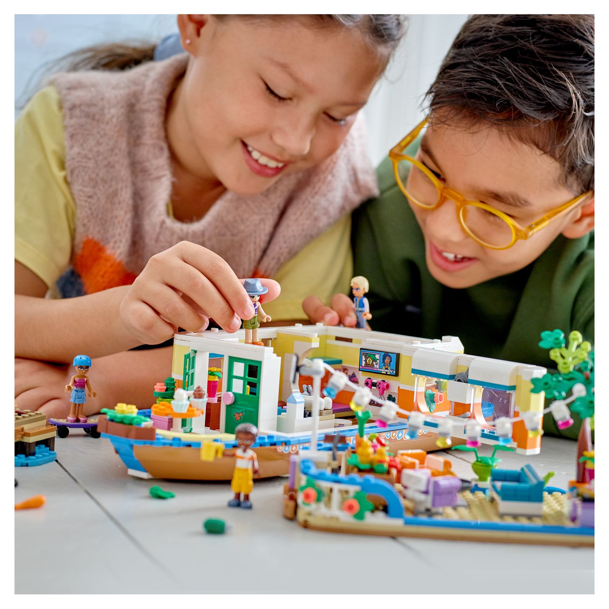 Voir la diapositive 9 : LEGO Friends 41702 - La péniche