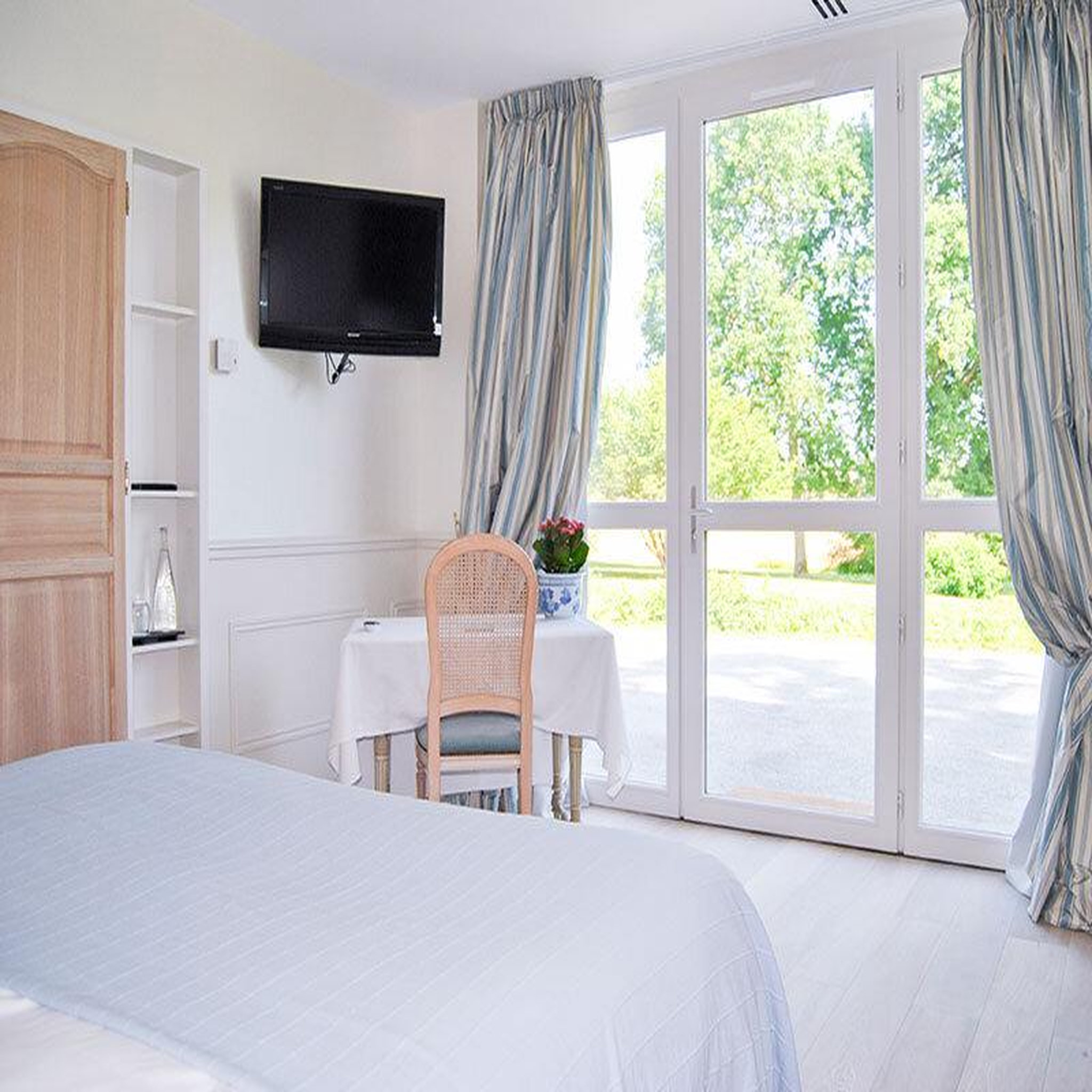 Voir la diapositive 2 : Smartbox 3 jours féériques au château d'apigné 5* avec dîner - coffret cadeau séjour