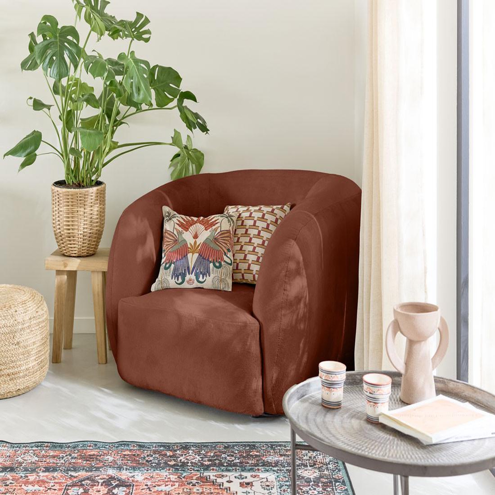 Voir la diapositive 1 : LISA DESIGN Ernee - fauteuil cocon - en velours