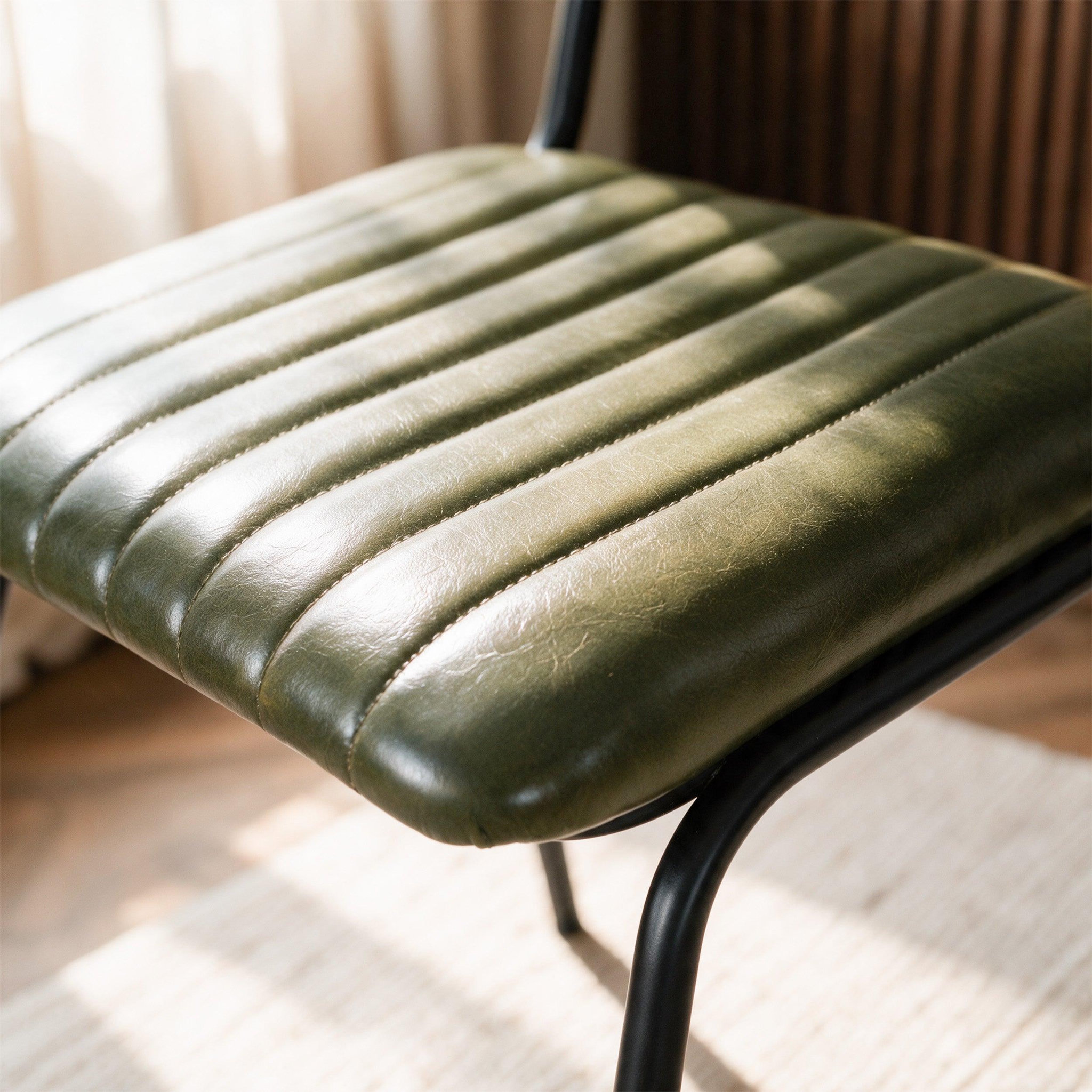 Voir la diapositive 6 : MAISON PAVANE Lot de 2 chaises en cuir de buffle vert-Arsène