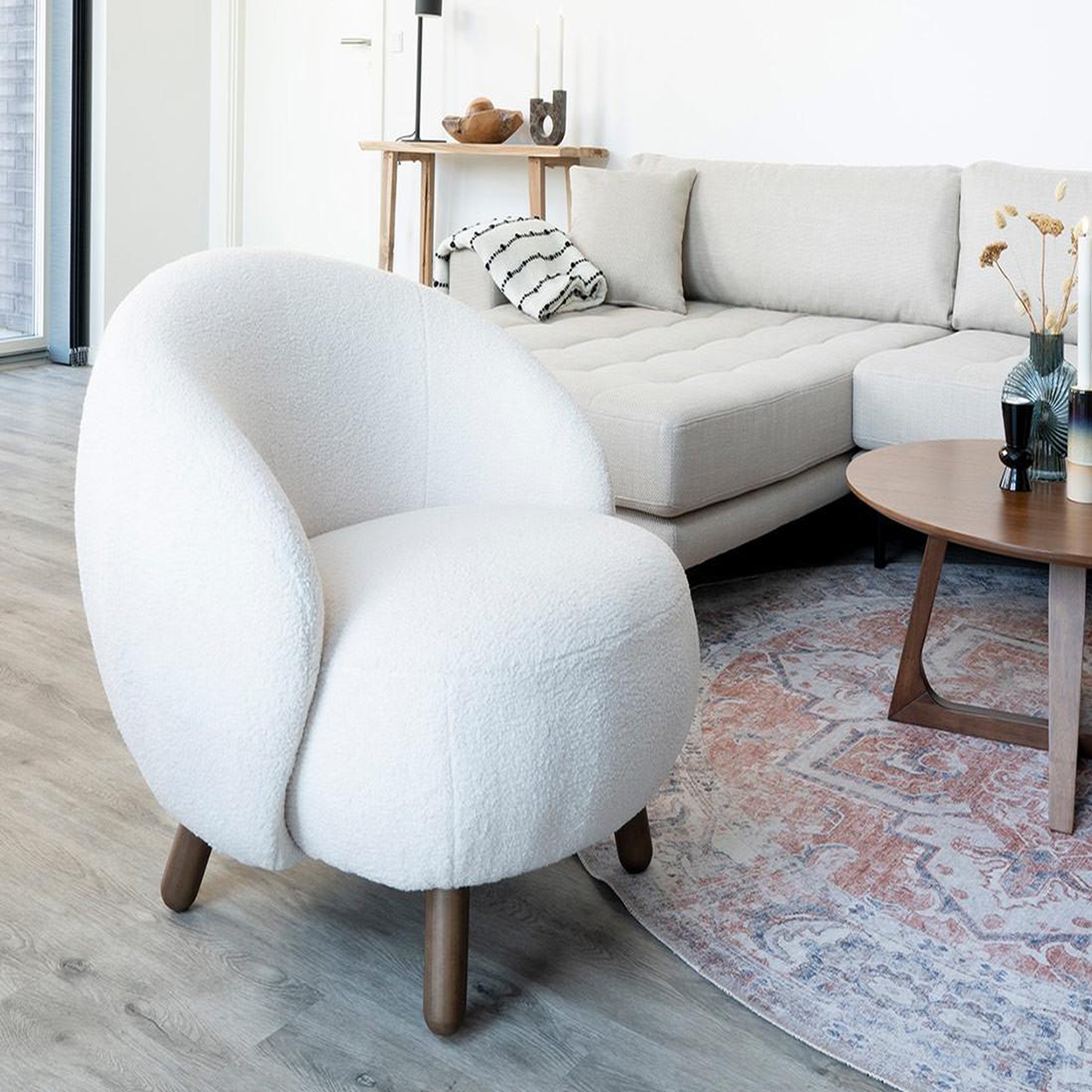 LISA DESIGN Nayeli - fauteuil avec pieds en bois d'hévéa - en tissu bouclette. Coloris disponibles : Blanc