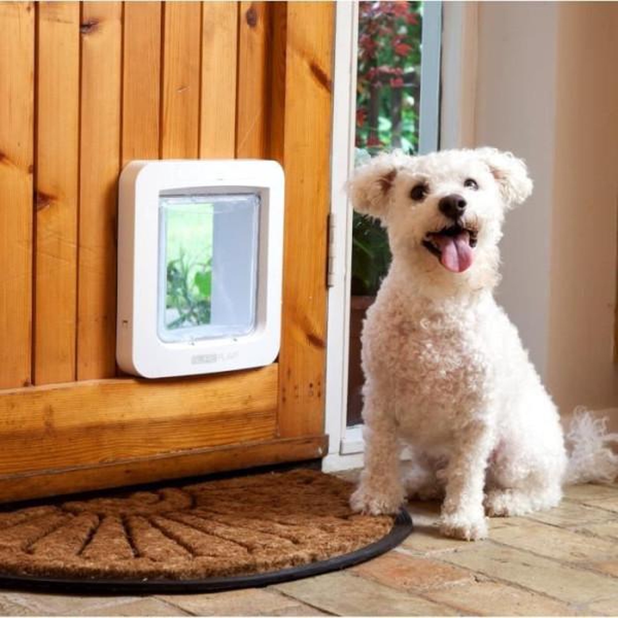 Voir la diapositive 2 : Pet Safe SUREFLAP Grande chatiere a puce électronique - Blanc - 178 mm x 170 mm (Mémorisation d'un maximum de 32 puces)
