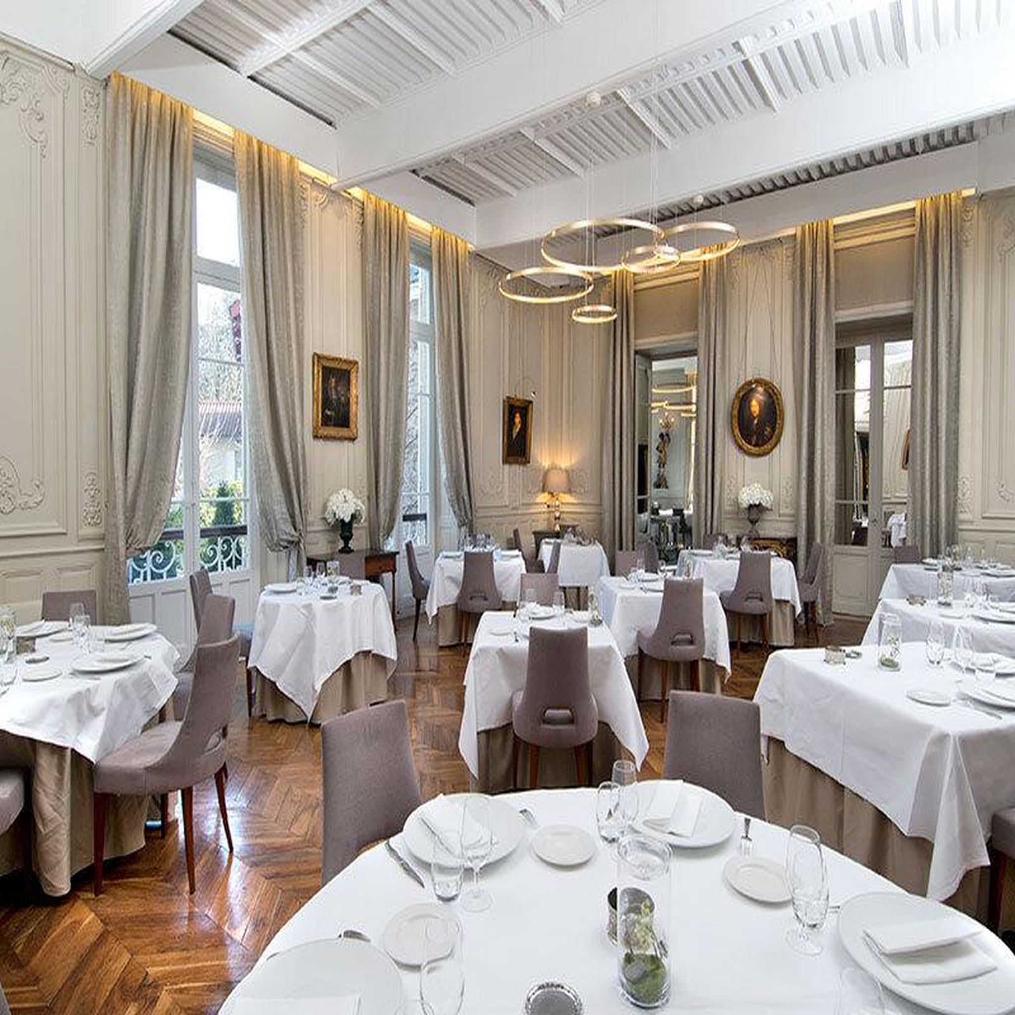 Voir la diapositive 4 : Smartbox Séjour gourmand et détente aux portes de Grenoble : 2 jours en château avec dîner et 2h au spa - Coffret Cadeau Séjour