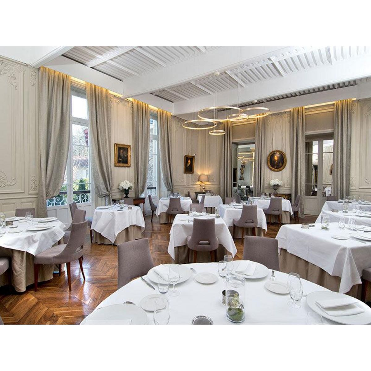 Smartbox Séjour gourmand et détente aux portes de Grenoble : 2 jours en château avec dîner et 2h au spa - Coffret Cadeau Séjour