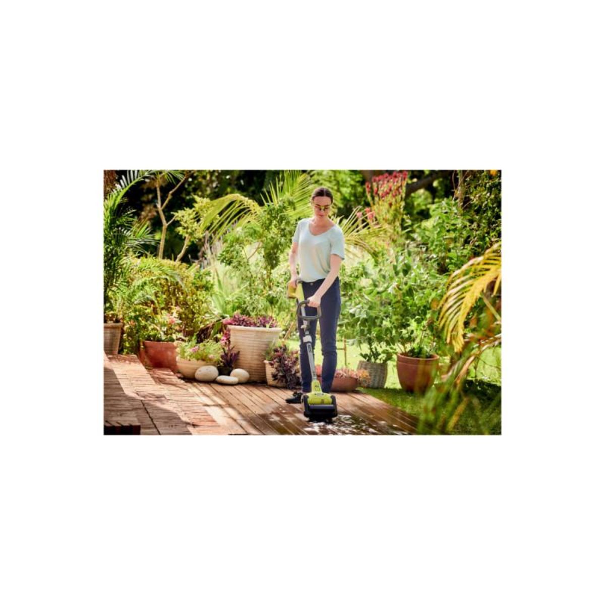 Ryobi Pack RYOBI Nettoyeur de sol RY18PCB-0 - 18V One+ - Avec brosse universelle - 1 Batterie 2.0Ah - 1 C