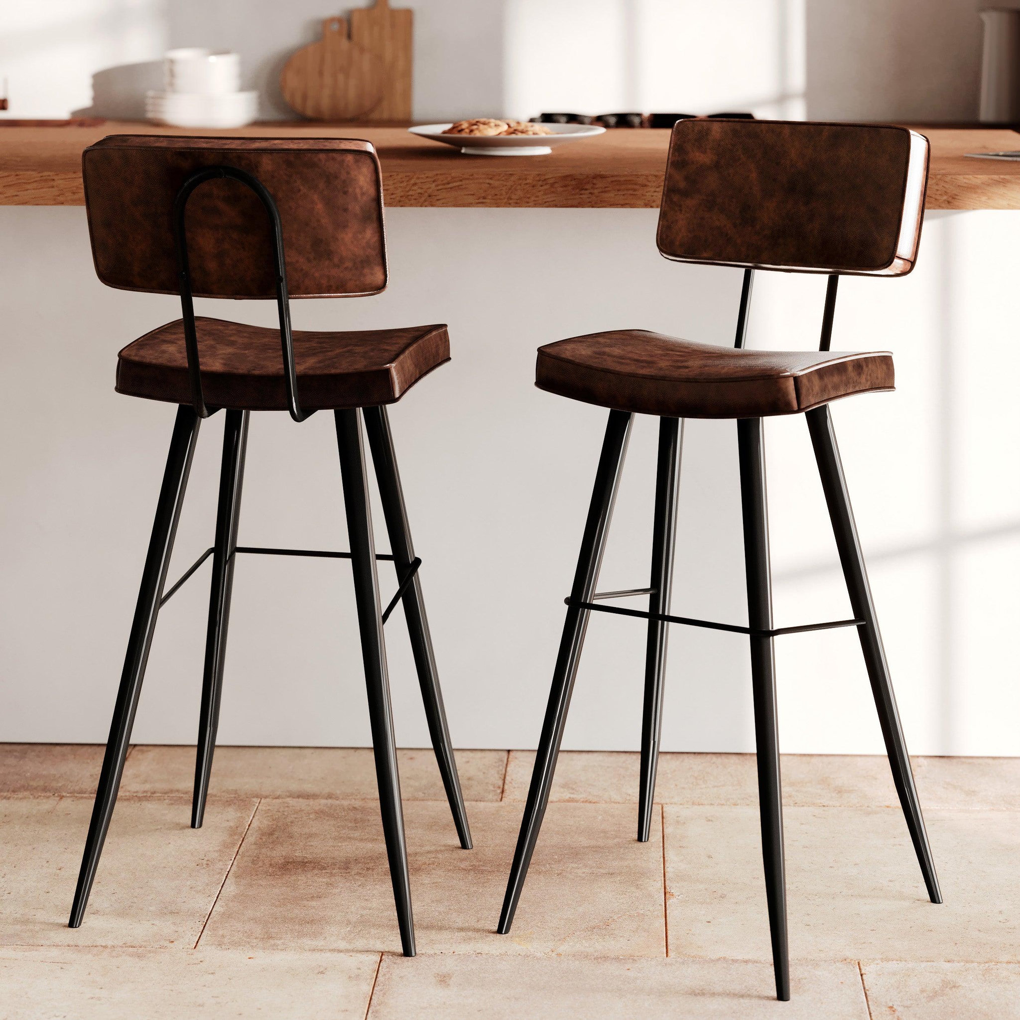 Voir la diapositive 2 : MAISON PAVANE Lot de 2 chaises de bar marron en cuir synthétique 75.5 cm-texas