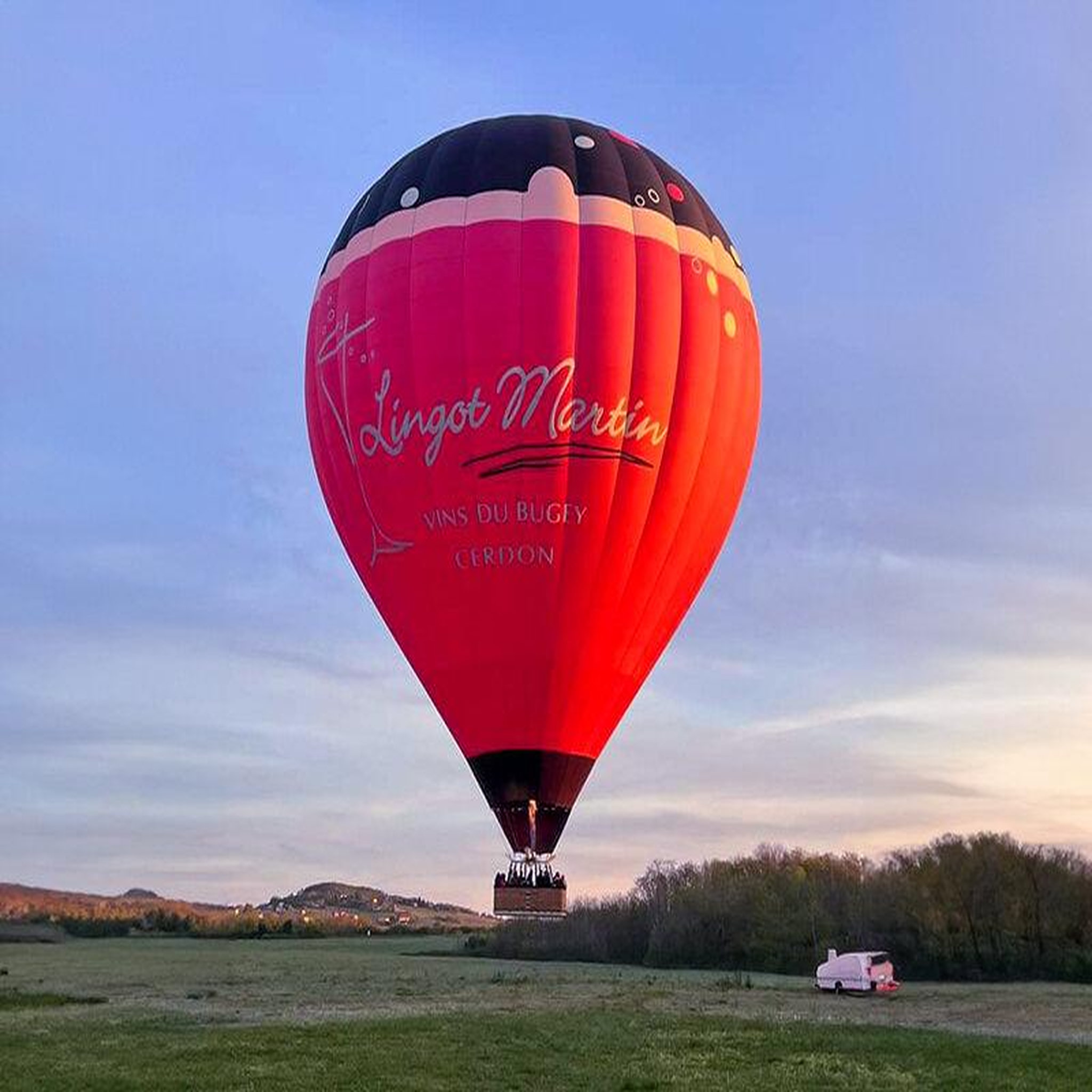 Voir la diapositive 2 : Smartbox Vol en montgolfière au-dessus des vignobles du Beaujolais en semaine - Coffret Cadeau Sport & Aventure