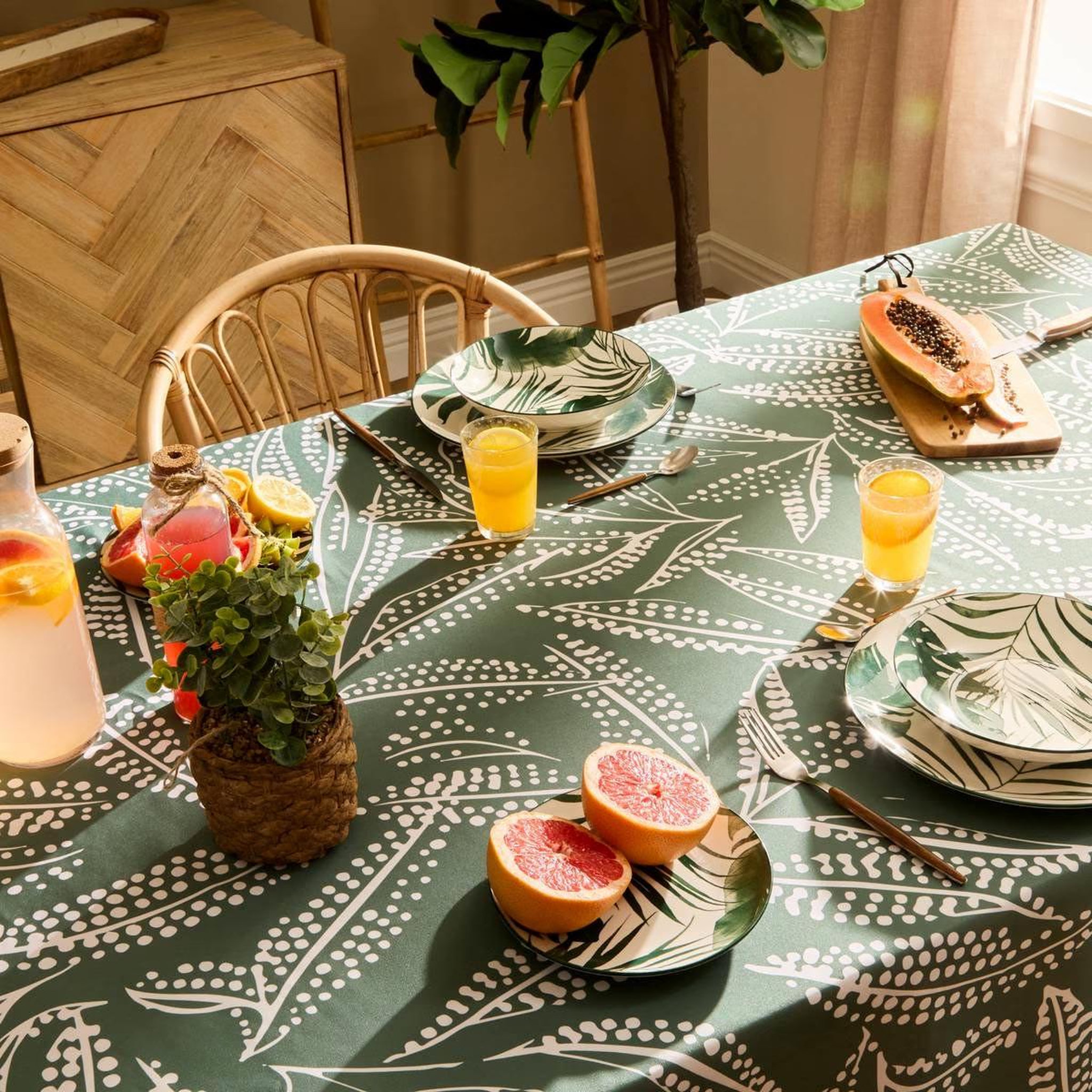 Voir la diapositive 3 : ATMOSPHERA Nappe antitache imprimée  tropical  140x240cm vert olive