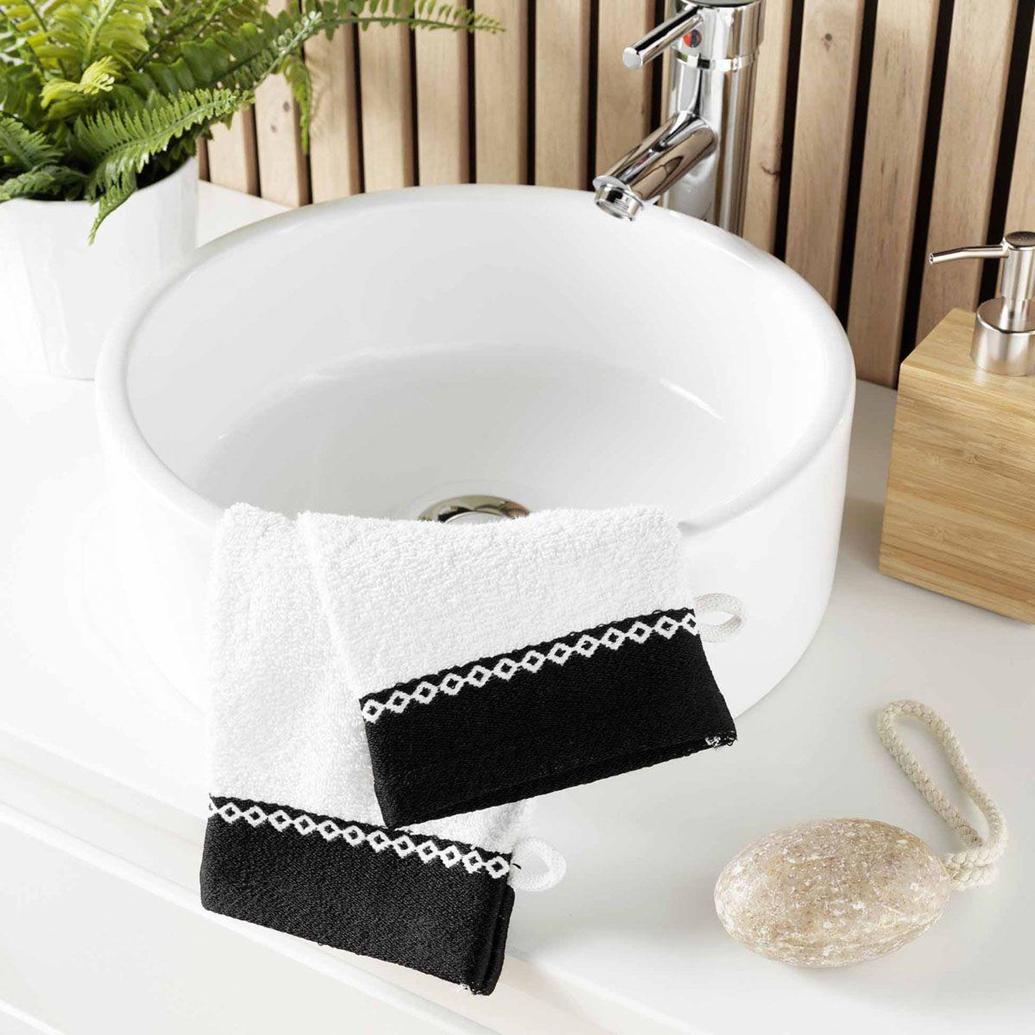 Voir la diapositive 3 : Douceur d'Intérieur Lot de 2 gants de toilette  majesty  15x21cm blanc