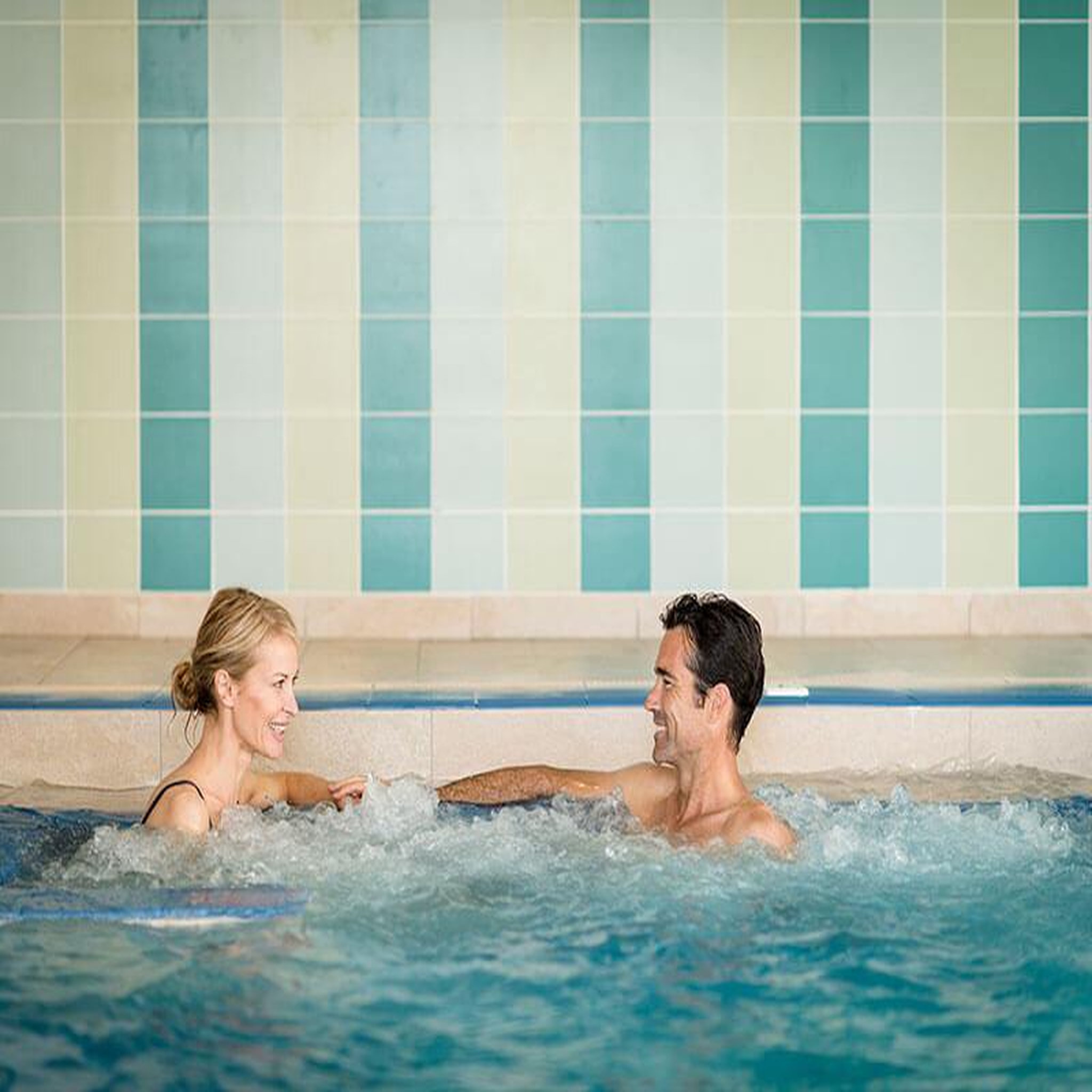 Voir la diapositive 2 : Smartbox Jeunes mariés : massage relaxant avec accès au spa en duo - coffret cadeau bien-être