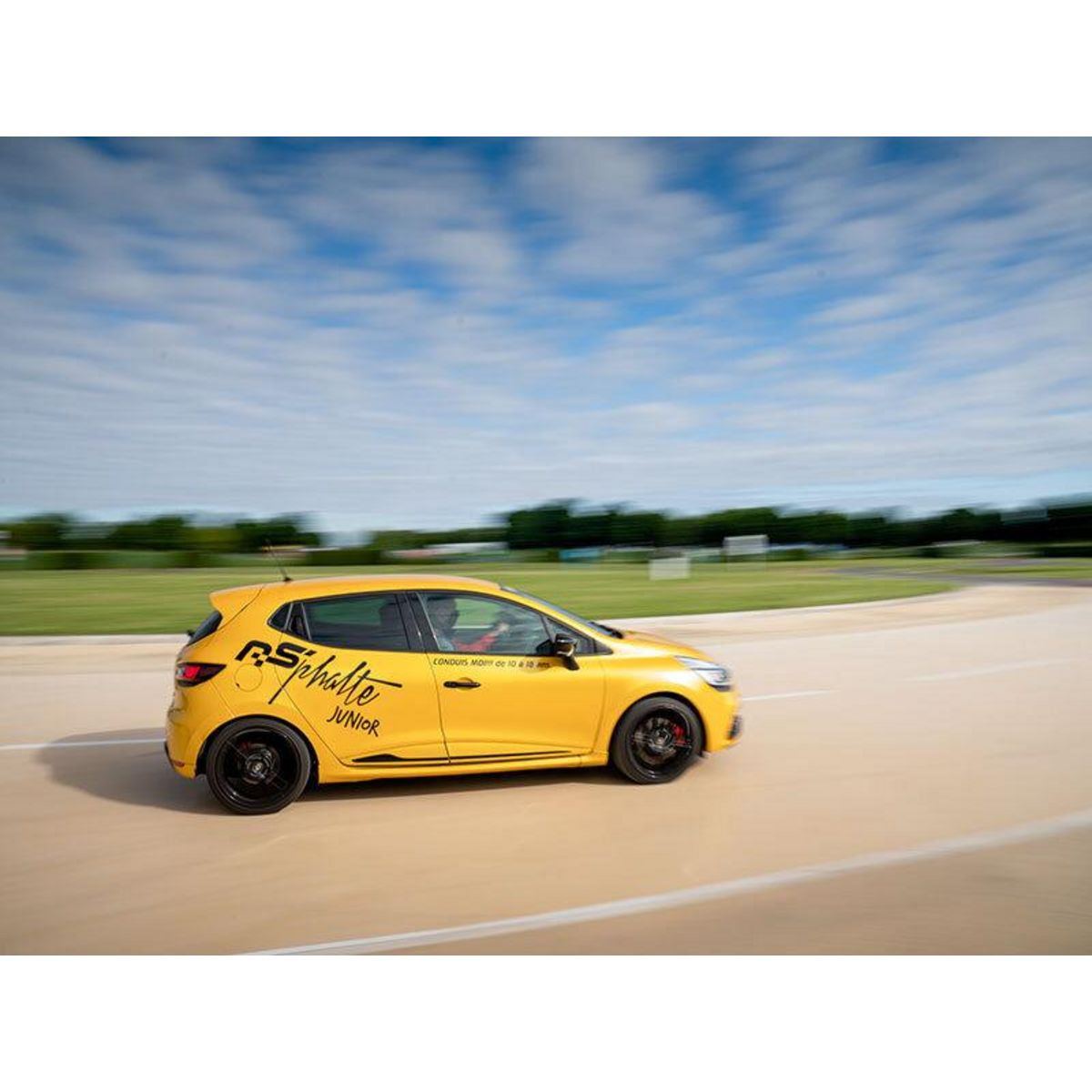 Smartbox Pilotage pour 1 enfant : 2 tours en Clio RS et 2 tours en Lamborghini Gallardo - Coffret Cadeau Sport & Aventure