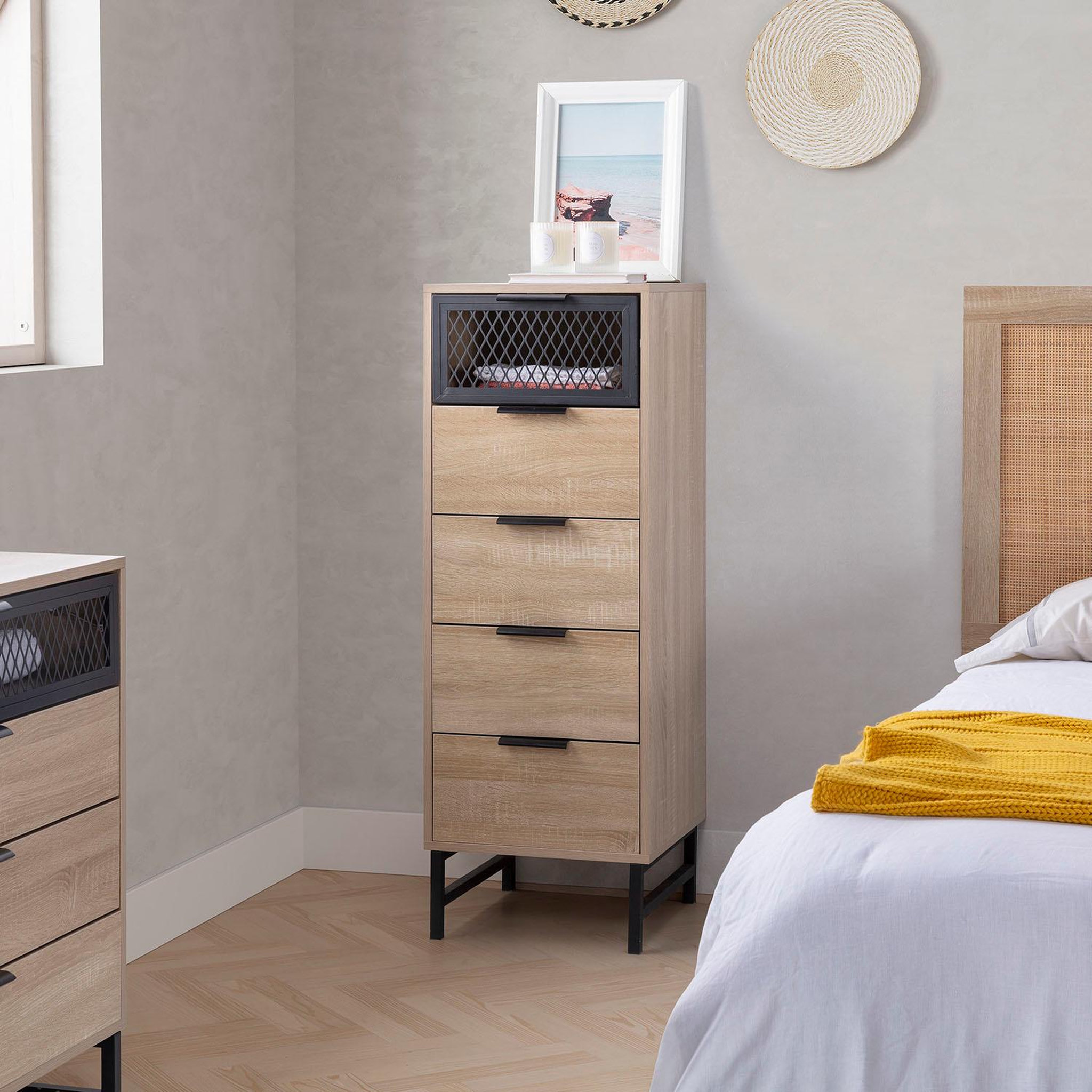 Voir la diapositive 2 : VS VENTA-STOCK Commode haute Hera 4 tiroirs 1 porte coloris bois