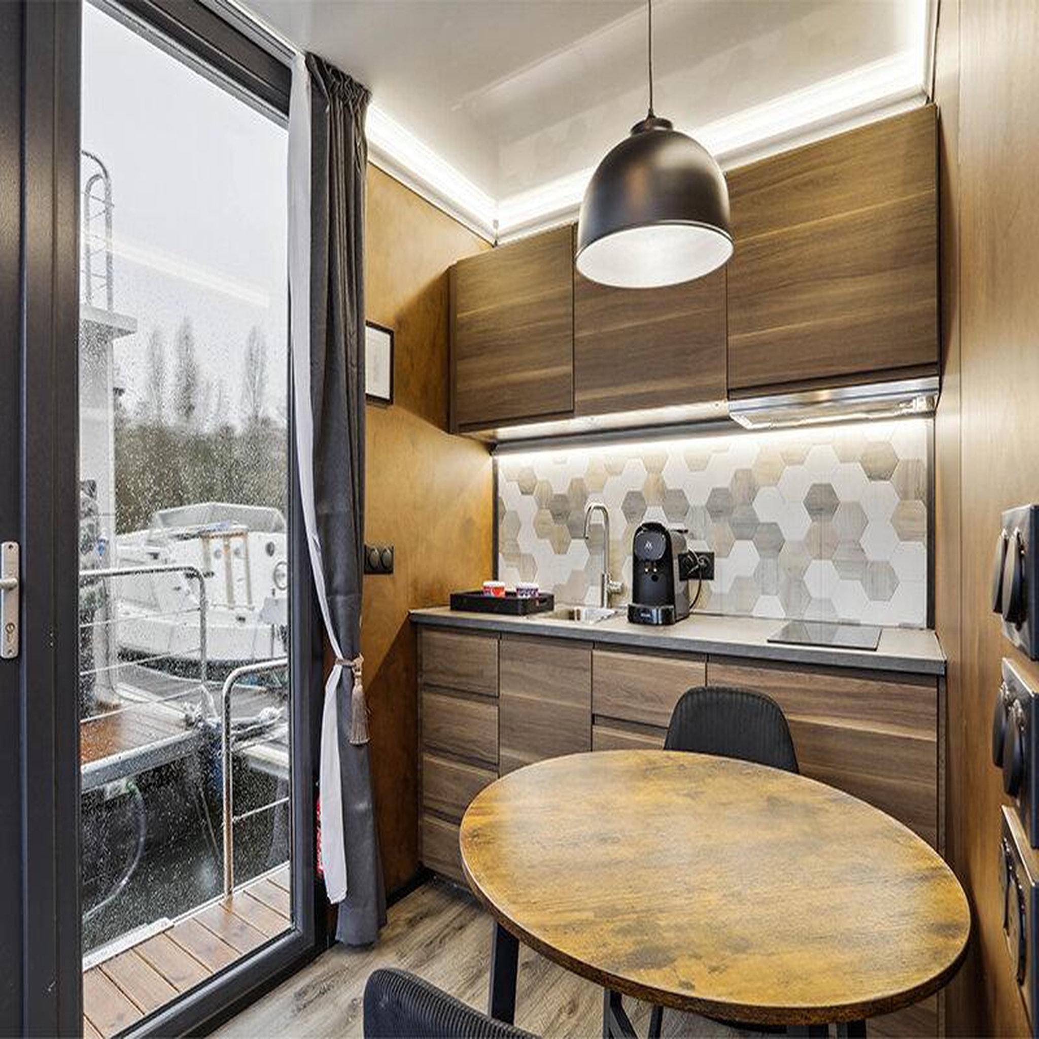 Voir la diapositive 3 : Smartbox Escapade insolite de 2 jours en maison flottante avec terrasse tout près de paris - coffret cadeau séjour