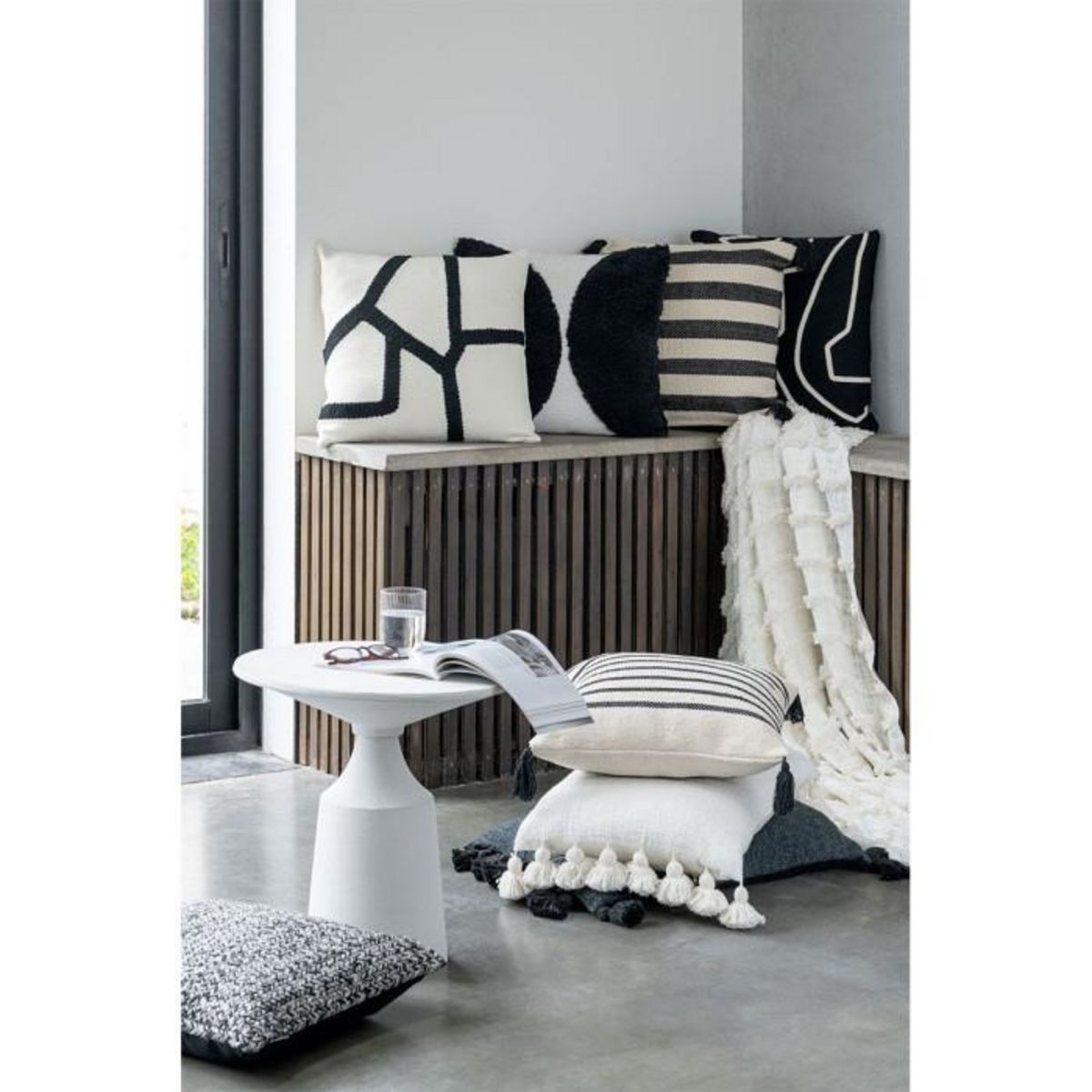 Paris Prix Coussin Déco Pompons  Bella  40x59cm Noir