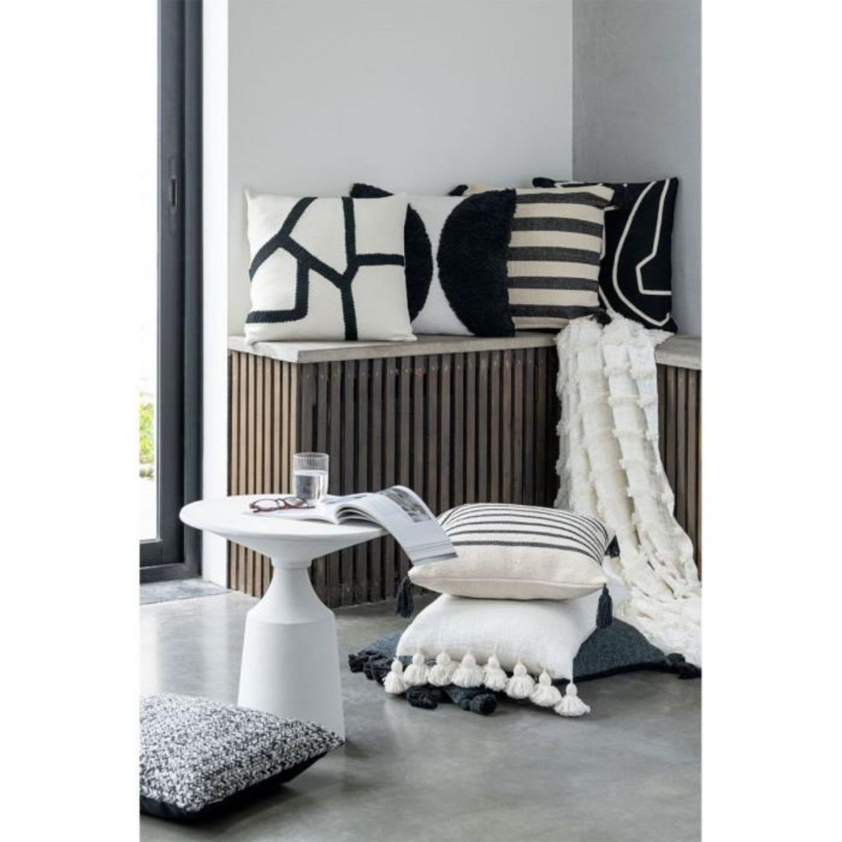 Paris Prix Coussin Déco Pompons  Bella  40x59cm Noir