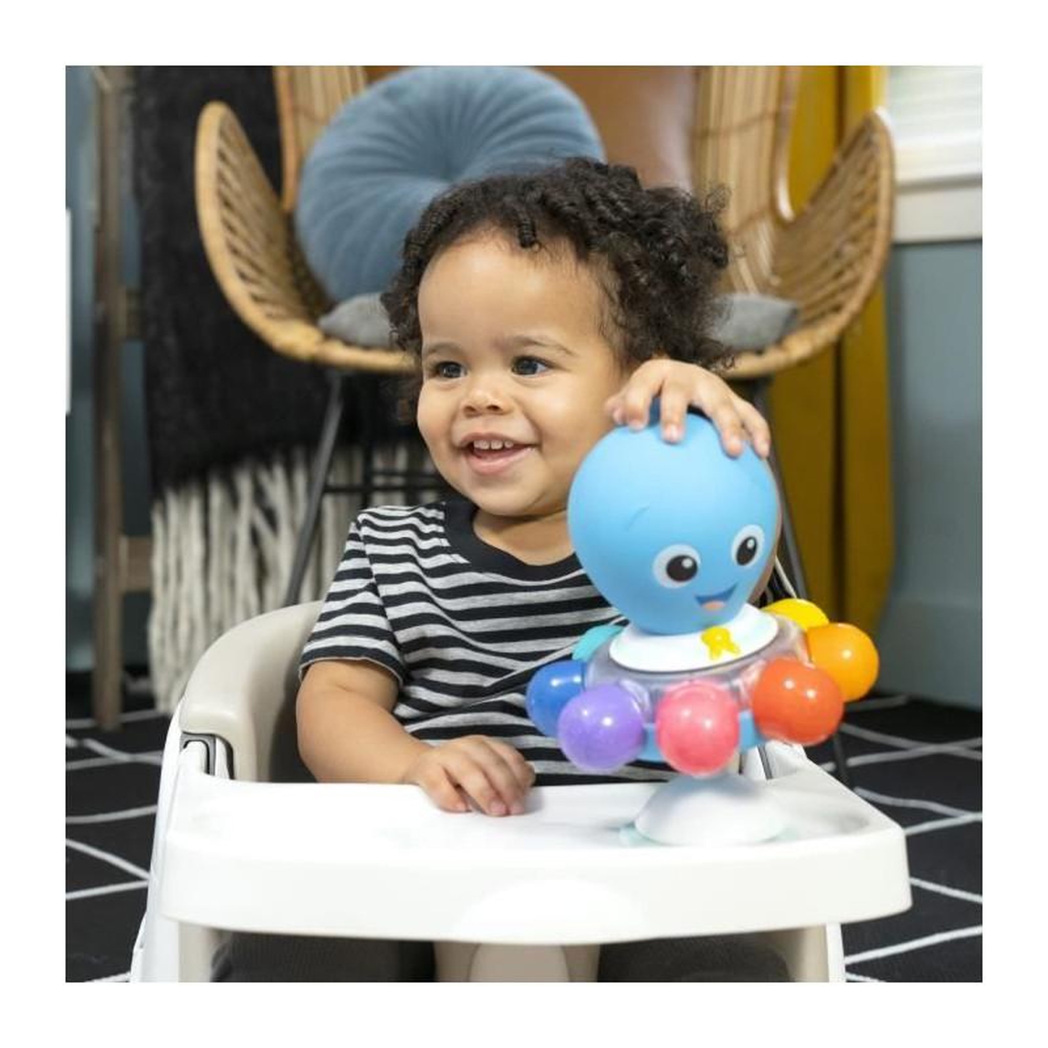 Voir la diapositive 5 : BABY EINSTEIN BABY EINSTEIN Spin Ocean Explorers, apprentissage multisensoriel, lumieres et couleurs, accroche ferme grâce au pied ventouse,