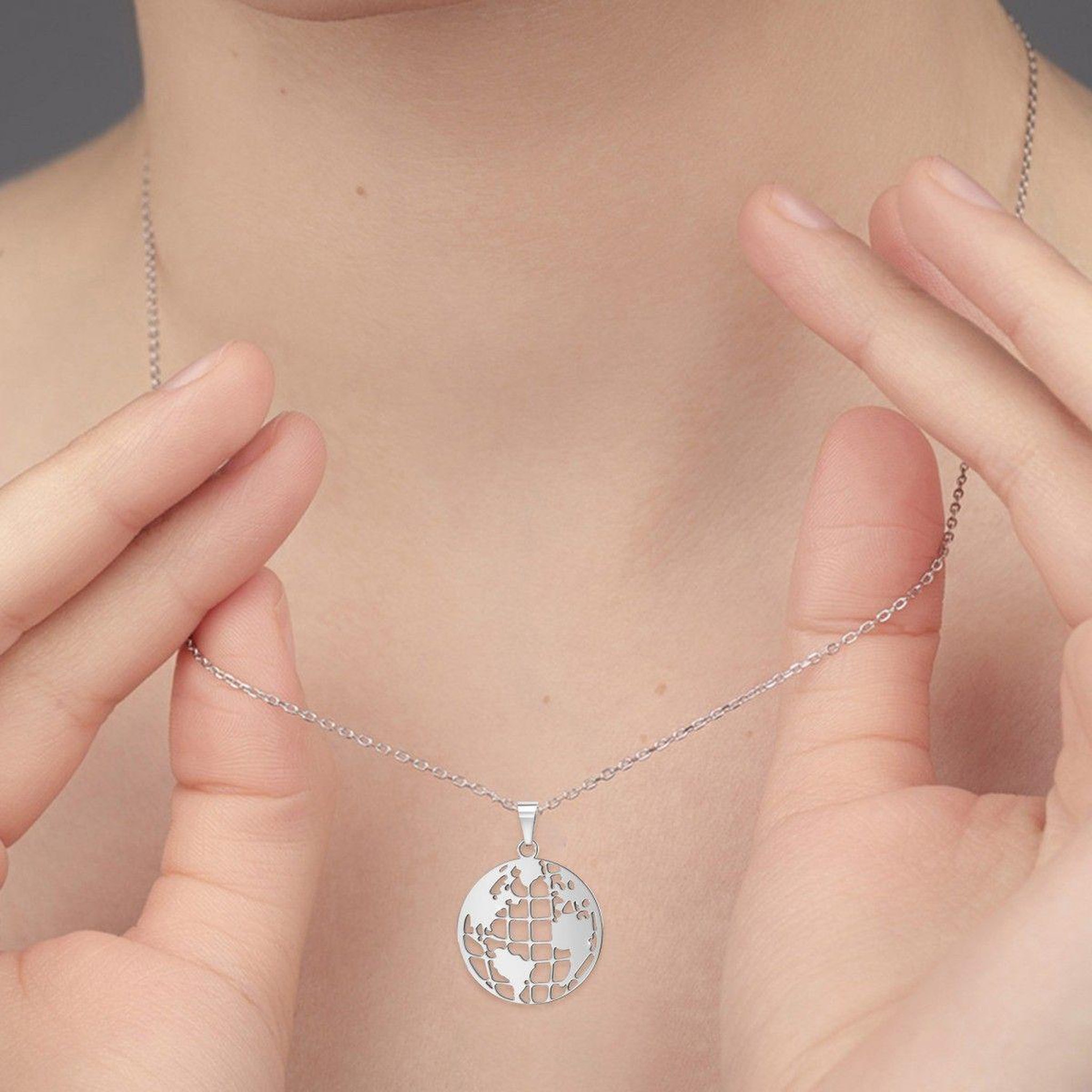 Voir la diapositive 2 : SC BOHEME Collier mappemonde par SC Bohème