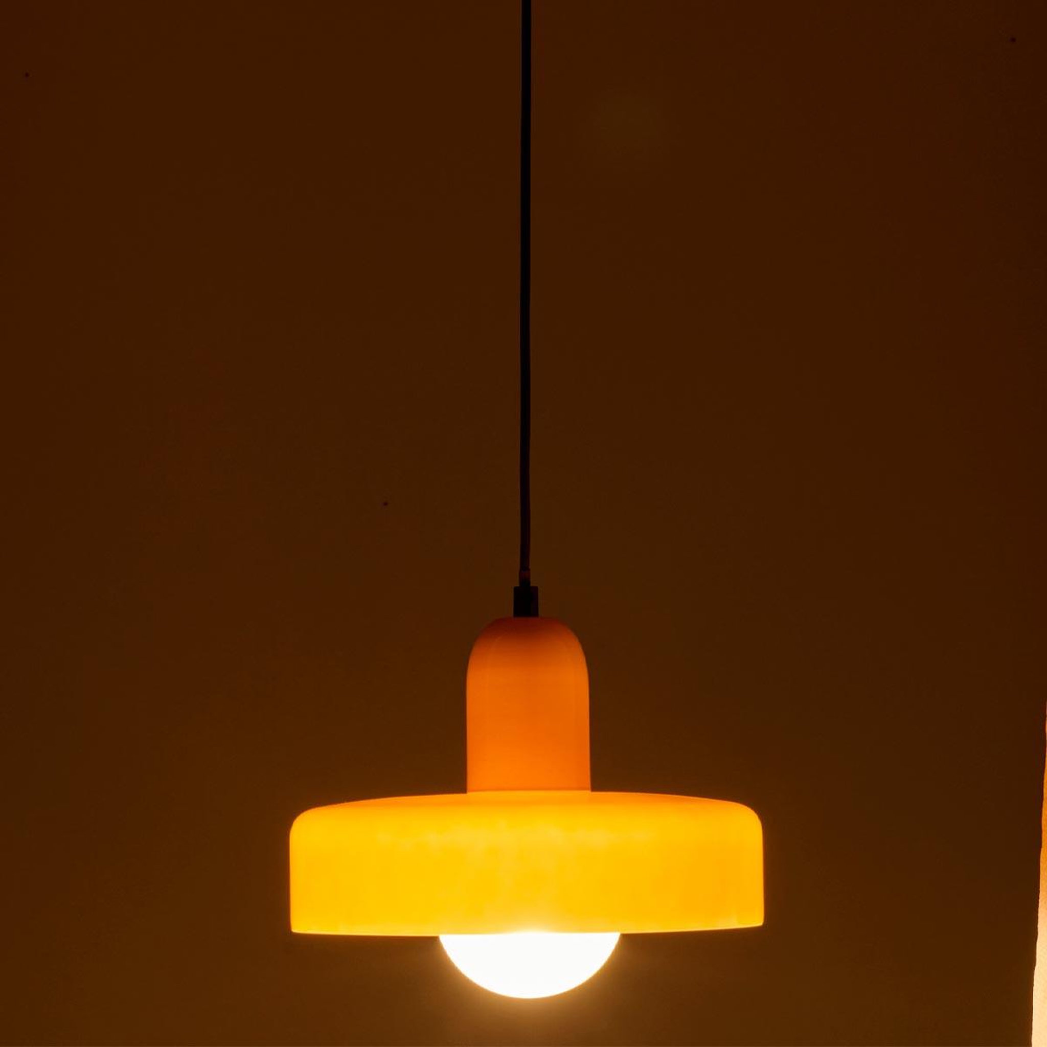 Voir la diapositive 2 : J-LINE Suspension design en verre  rétro  25cm orange