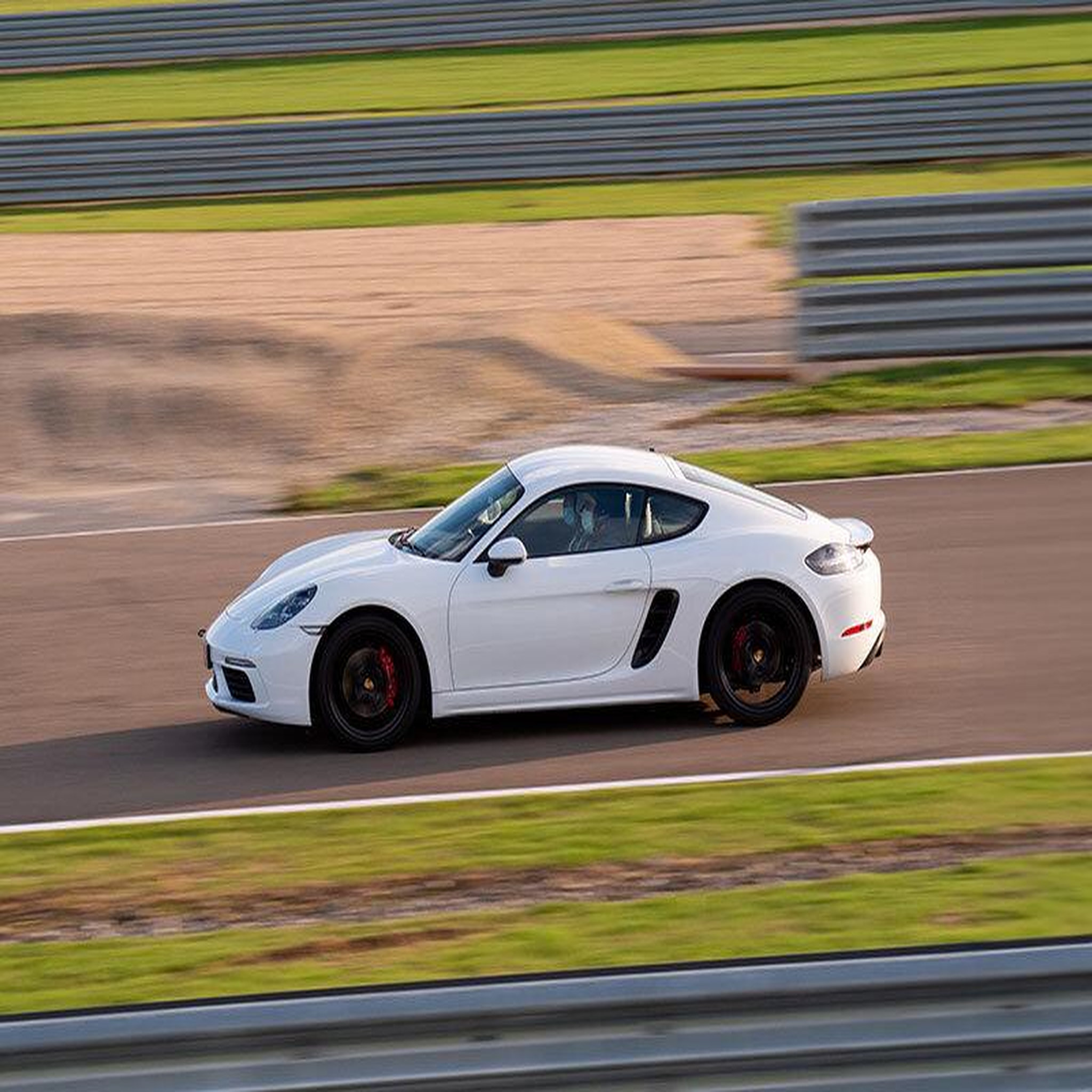 Voir la diapositive 2 : Smartbox Stage de pilotage multivolant : 2 tours en porsche cayman s 718 et 2 tours en ferrari 488 sur le circuit de nogaro - coffret cadeau sport & aventure