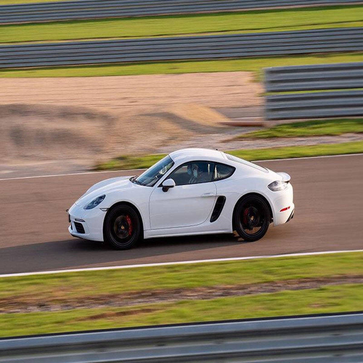 Smartbox Stage de pilotage multivolant : 2 tours en Porsche Cayman S 718 et 2 tours en Ferrari 488 sur le circuit de Nogaro - Coffret Cadeau Sport & Aventure